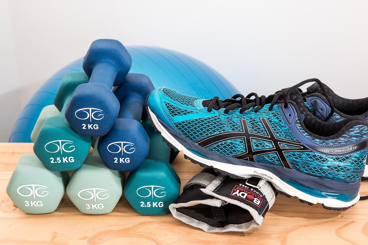 Trainingsausrüstung mit Hanteln und Sportschuhen