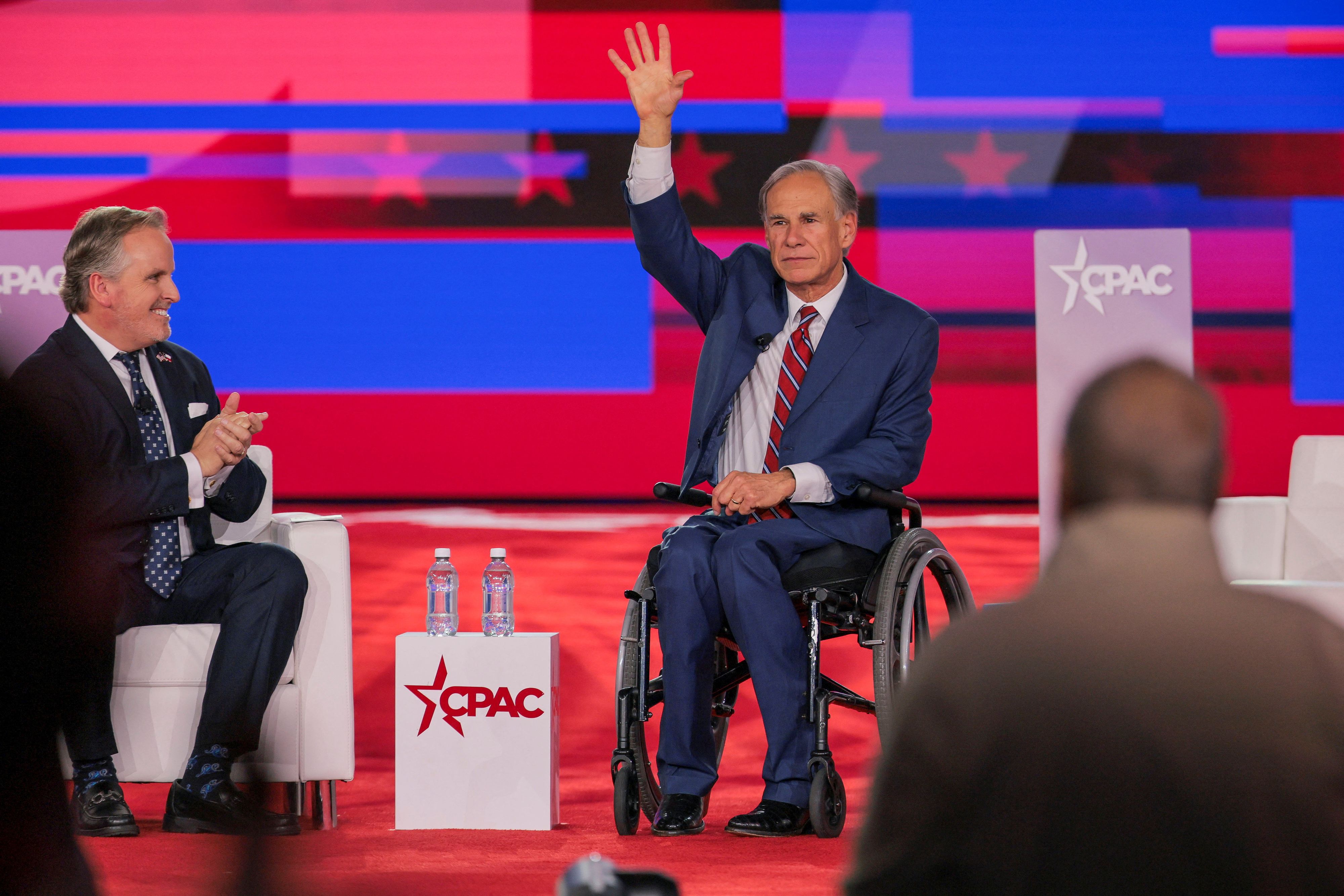 <strong>Greg Abbott</strong> (re.) ist Gouverneur des US-Bundesstaates Texas, ein enger politischer Verbündeter und Unterstützer von <strong>Donald Trump</strong>.