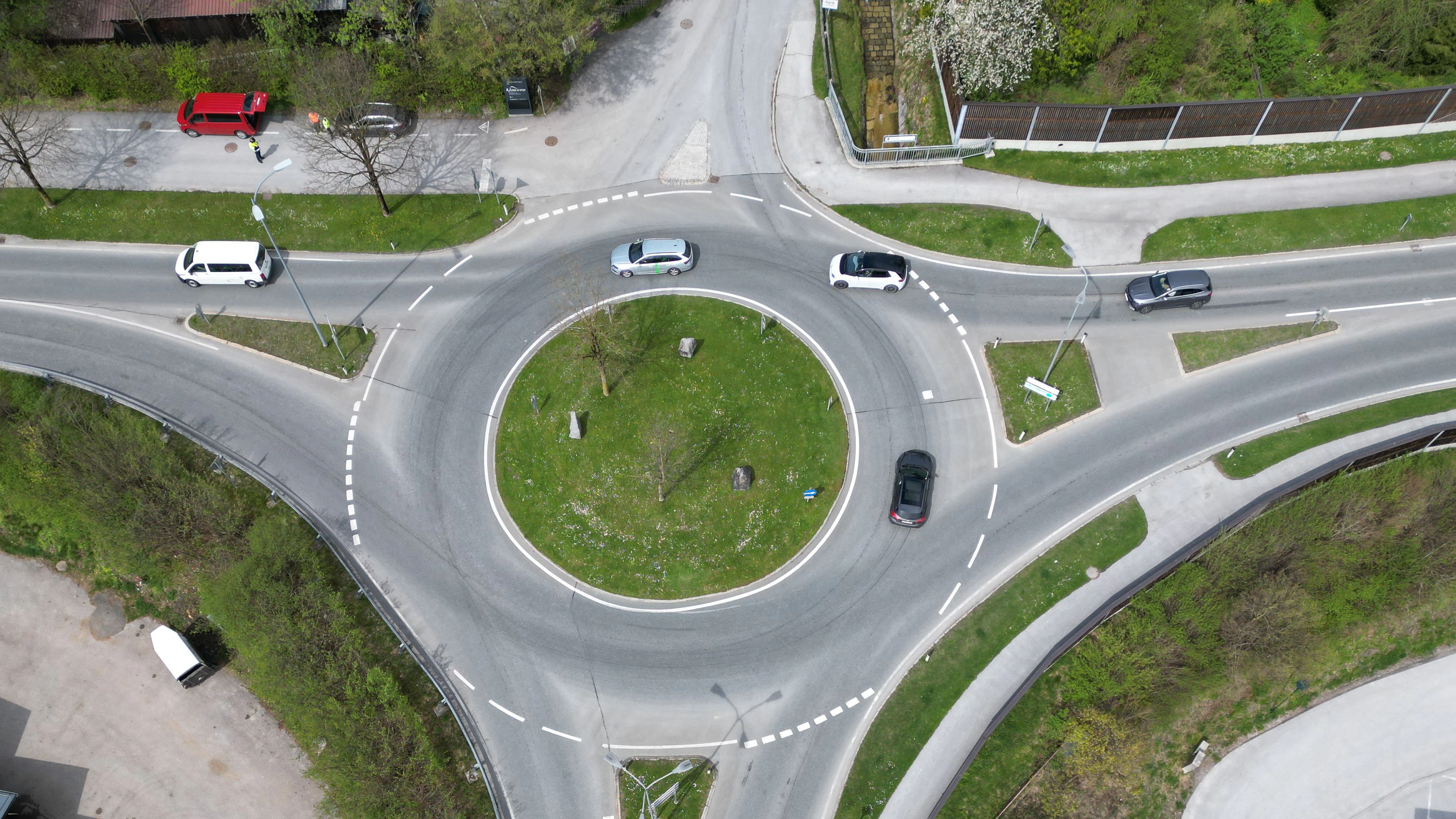 Der Kreisverkehr in Kaprun Fürth, bekommt Pförtnerampeln. In der Testphase soll festgestellt werden, ob sie gegen den Stau, der die Pendler morgens und abends trifft, helfen. In Eugendorf funktioniert ein ähnliches System sehr gut.