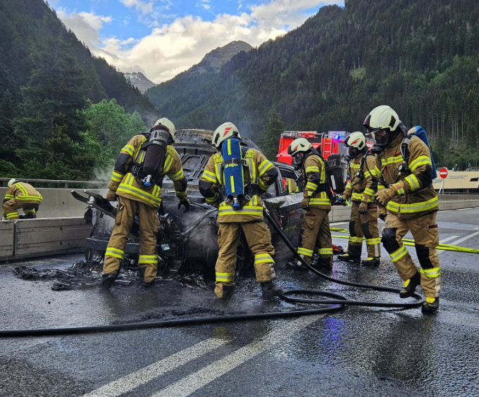 Der Pkw der Familie brannte vollständig aus.