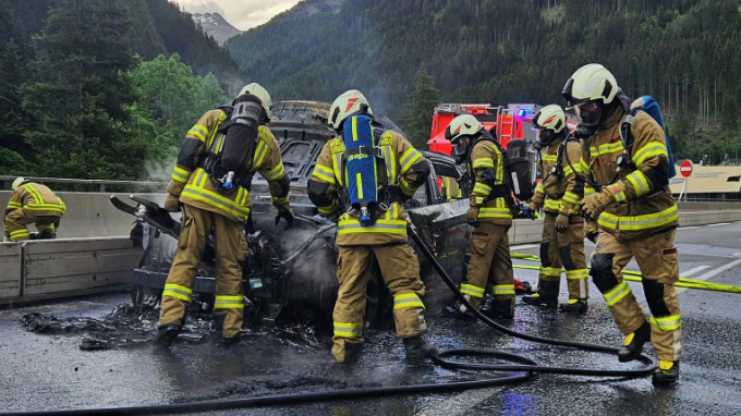 Heute.at - Explosionsgefahr! Pkw geht auf Autobahn in Flammen auf