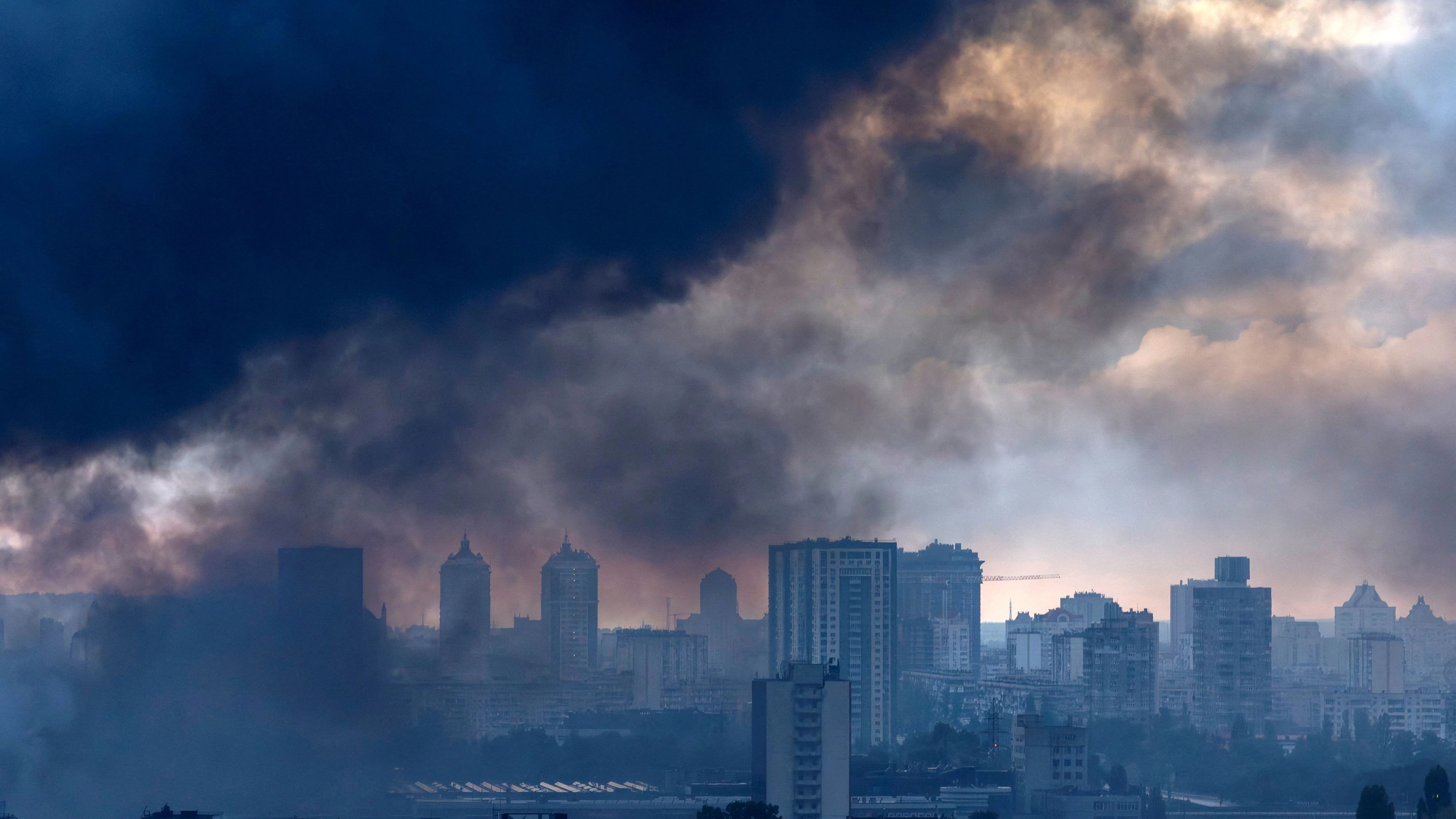 Nach einer Nacht mit russischen Raketen- und Drohnenangriffen, inmitten des russischen Angriffs auf die Ukraine, steigt Rauch über der Stadt Kiew auf.