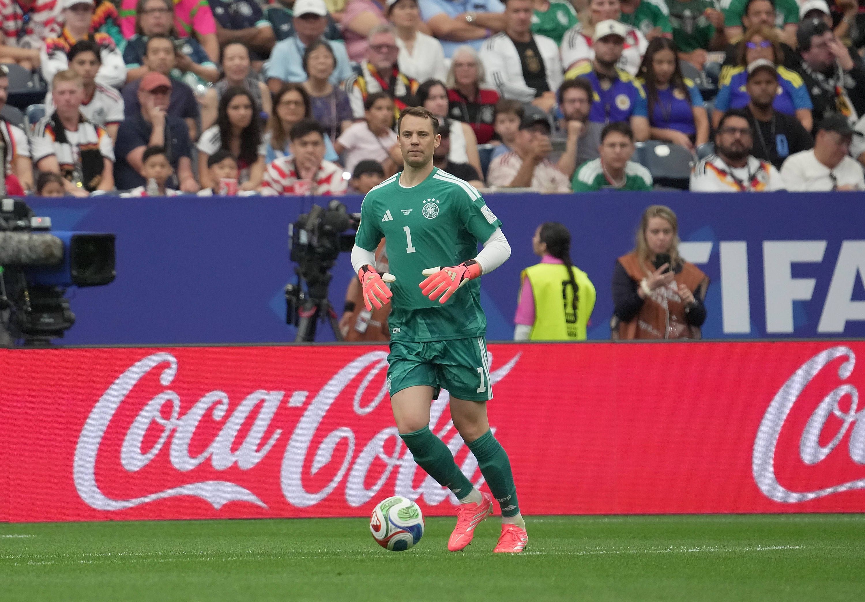 Manuel Neuer brach gegen Curacao gleich zwei FIFA-Regeln. 