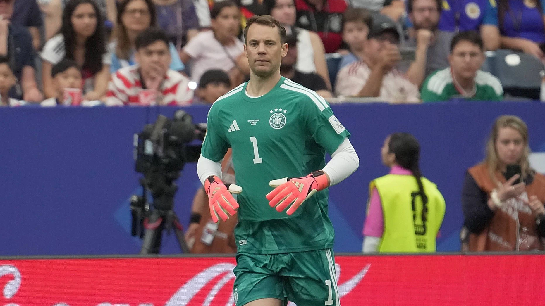 Manuel Neuer brach gegen Curacao gleich zwei FIFA-Regeln. 