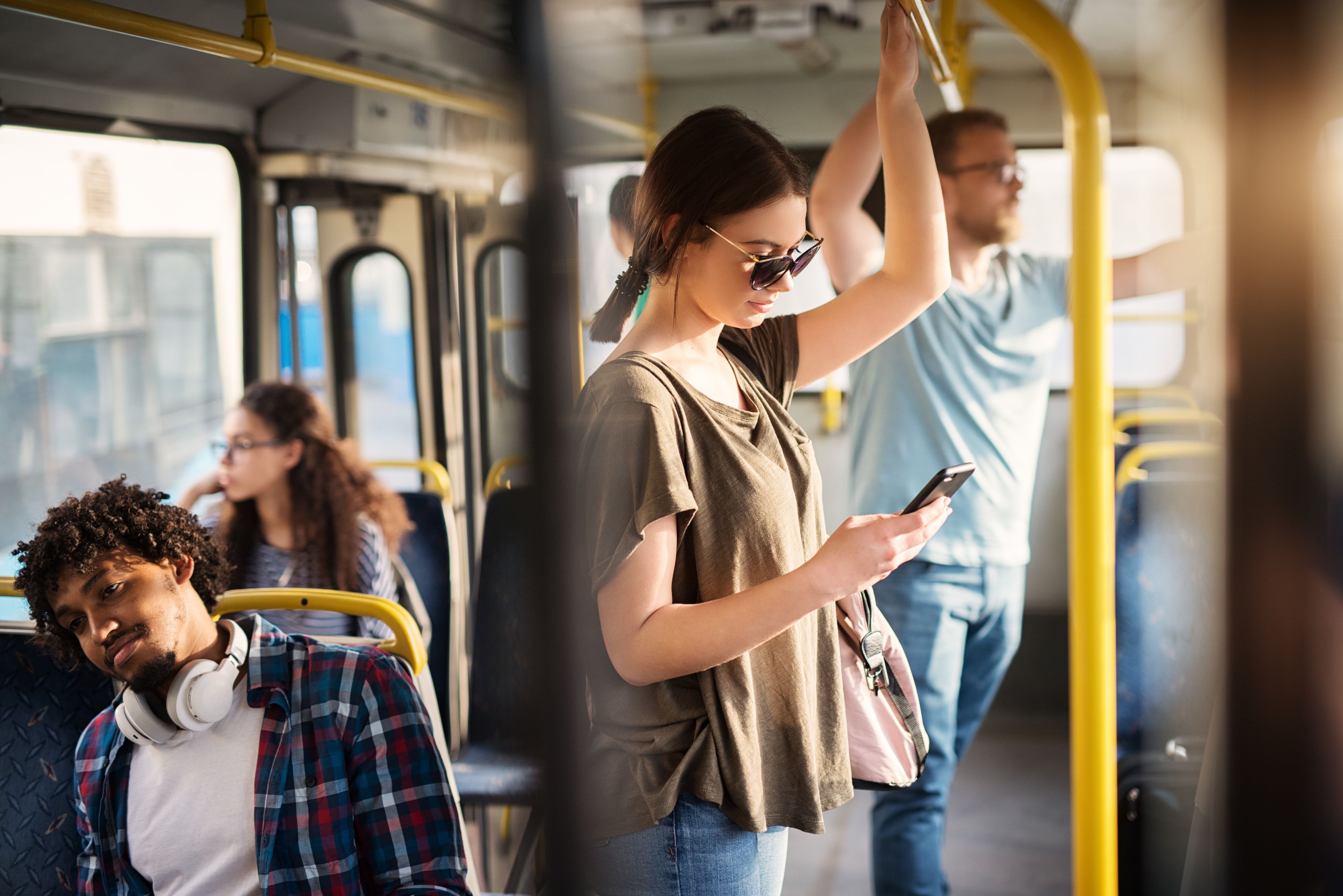 Aufgeflogen sind die Vorfälle, nachdem eine Passagierin während einer Fahrt zufällig Nachrichten auf dem Handy eines Mitarbeiters sah.