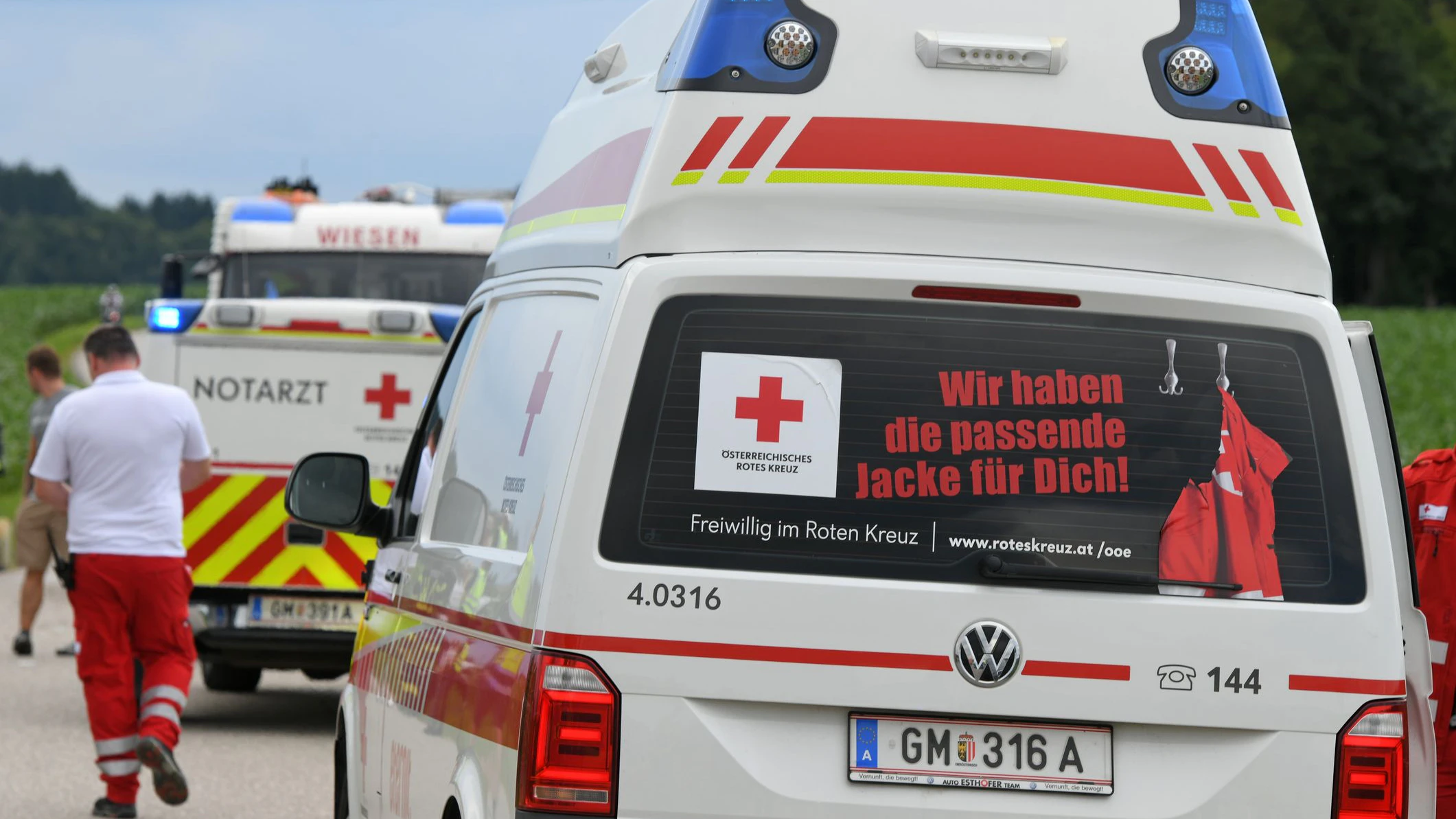 Die Einsatzkräfte kümmerten sich um die verletzten Personen.