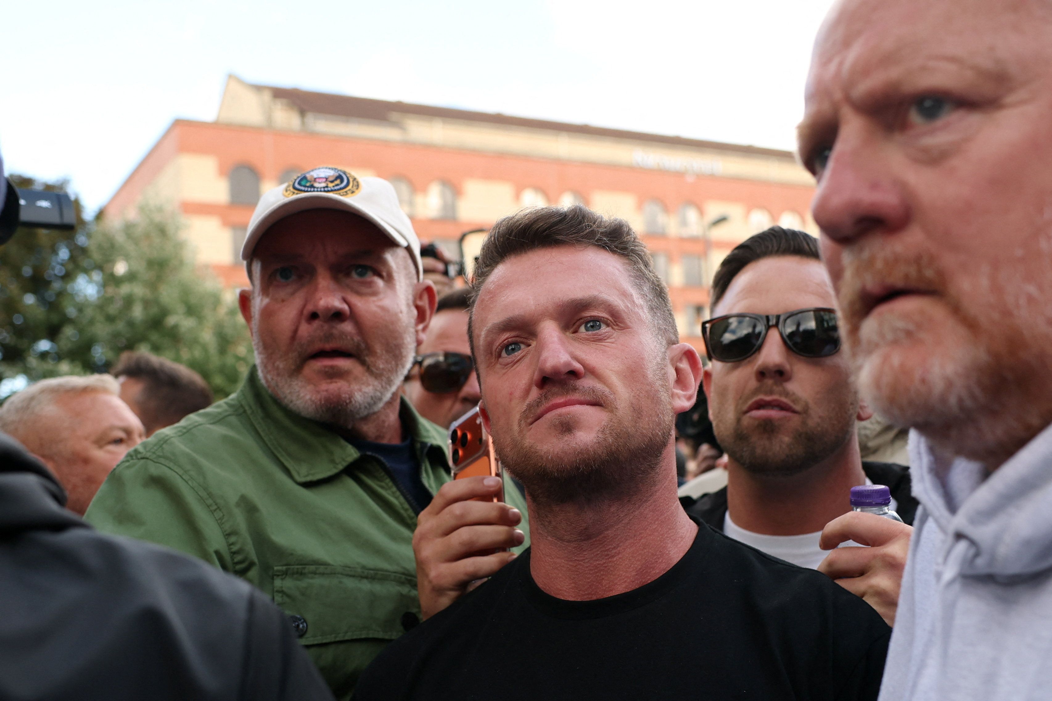 Der britische Rechtsextremist <strong>Tommy Robinson</strong> ist am Londoner Flughafen Heathrow vorübergehend festgenommen worden.