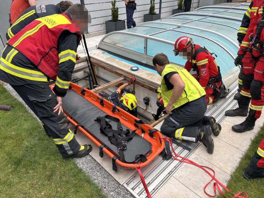 Die Feuerwehren mussten bei der Rettung sehr vorsichtig sein.