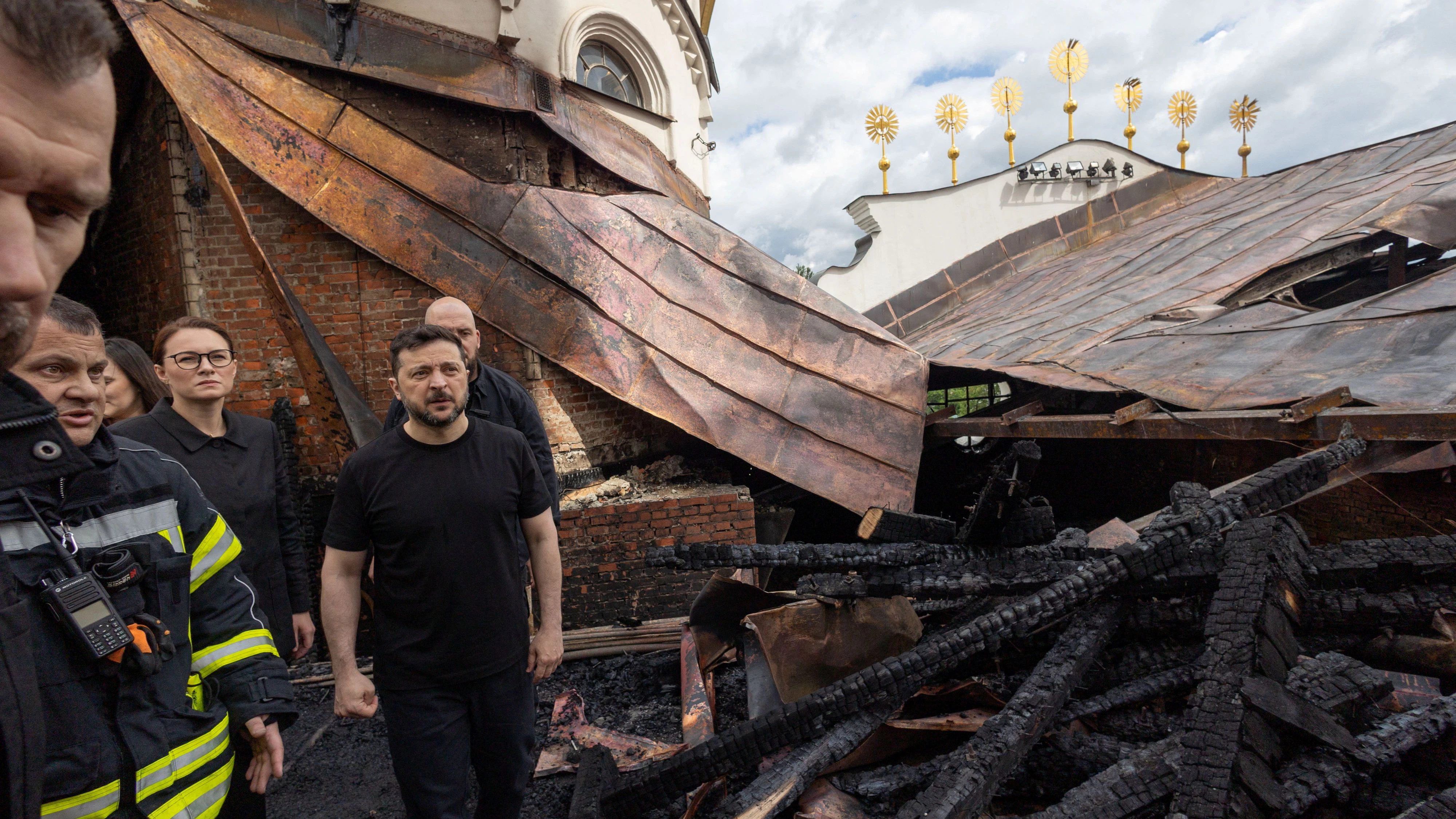 Das Feuer konnte am Vormittag gelöscht werden. Die Zerstörung ist enorm.