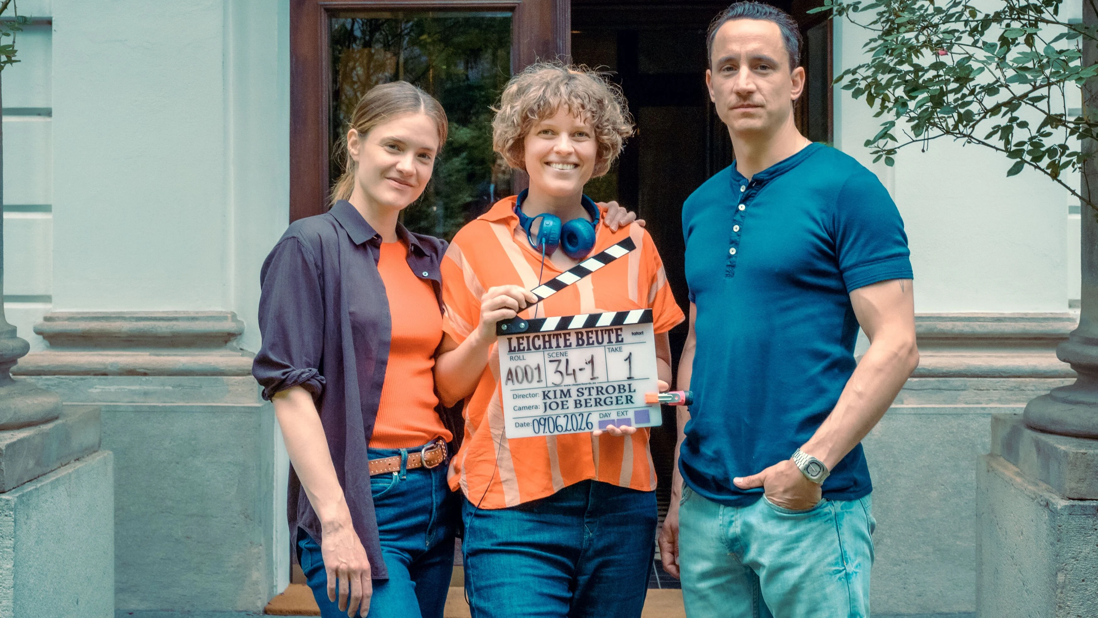 Miriam Fussenegger, Regisseurin Kim Strobl und Laurence Rupp (v.l.) am Set der neuen "Tatort"-Folge  "Leichte Beute".