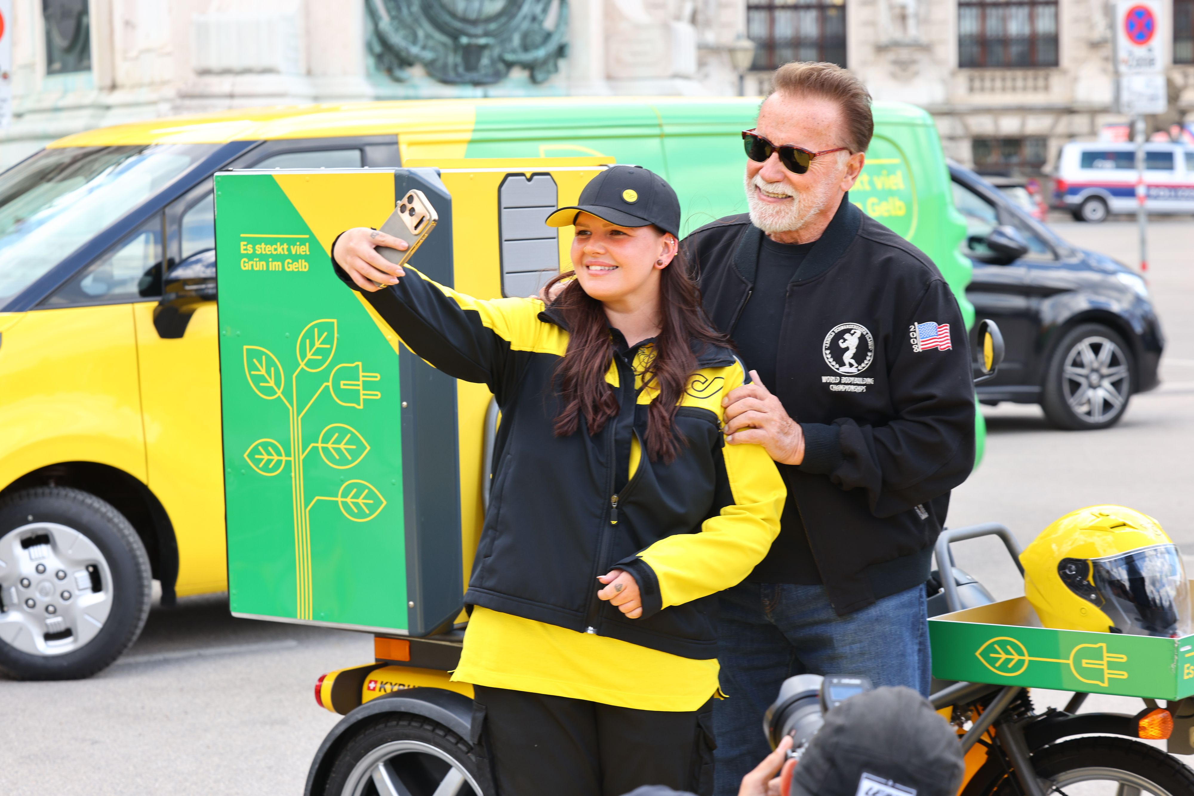 Startschuss für die 100% elektrische Post-Zustellung in Wien. Mit dabei: Arnold Schwarzenegger.