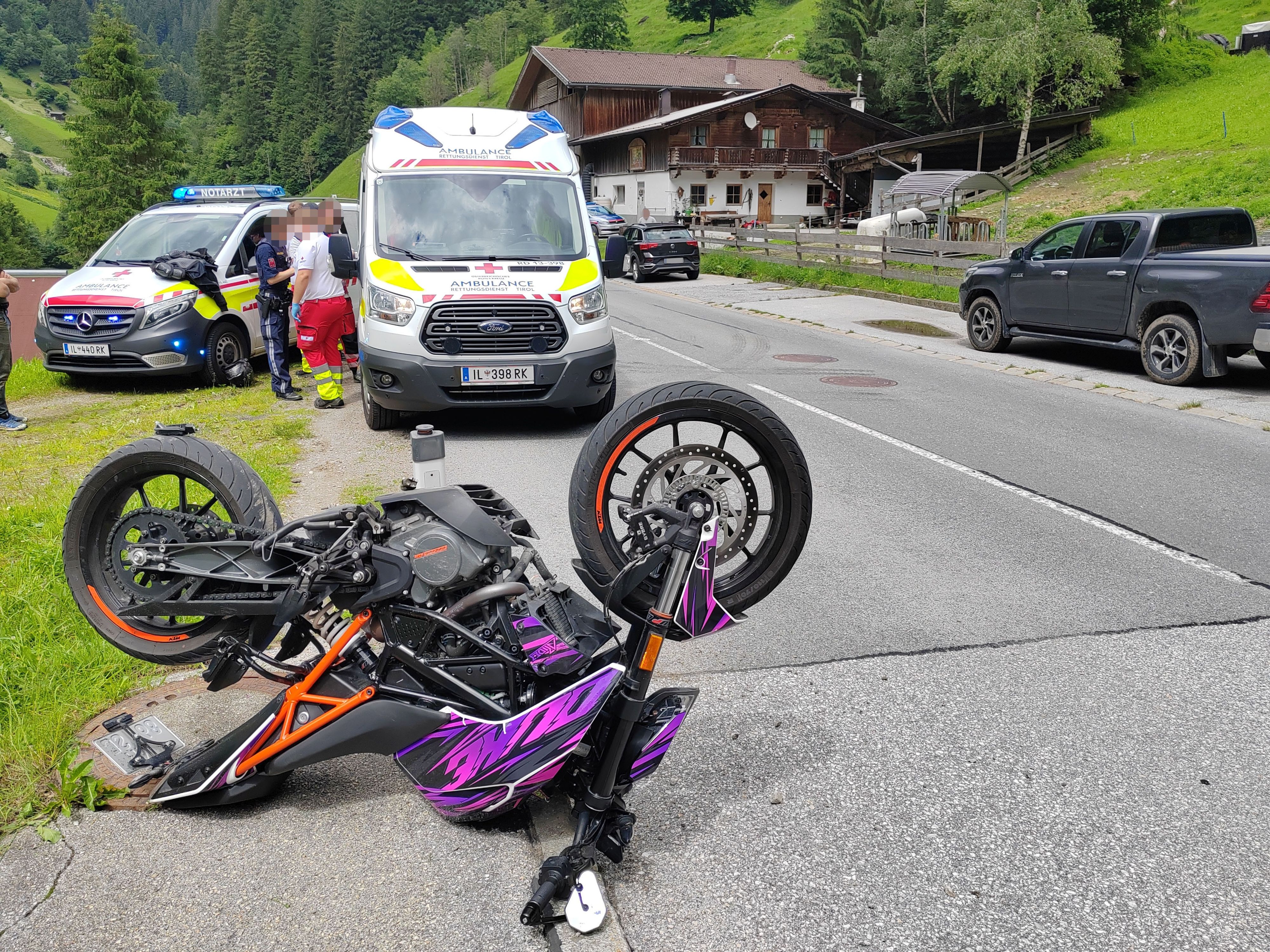 Der Motorradfahrer wurde bei dem Unfall verletzt.