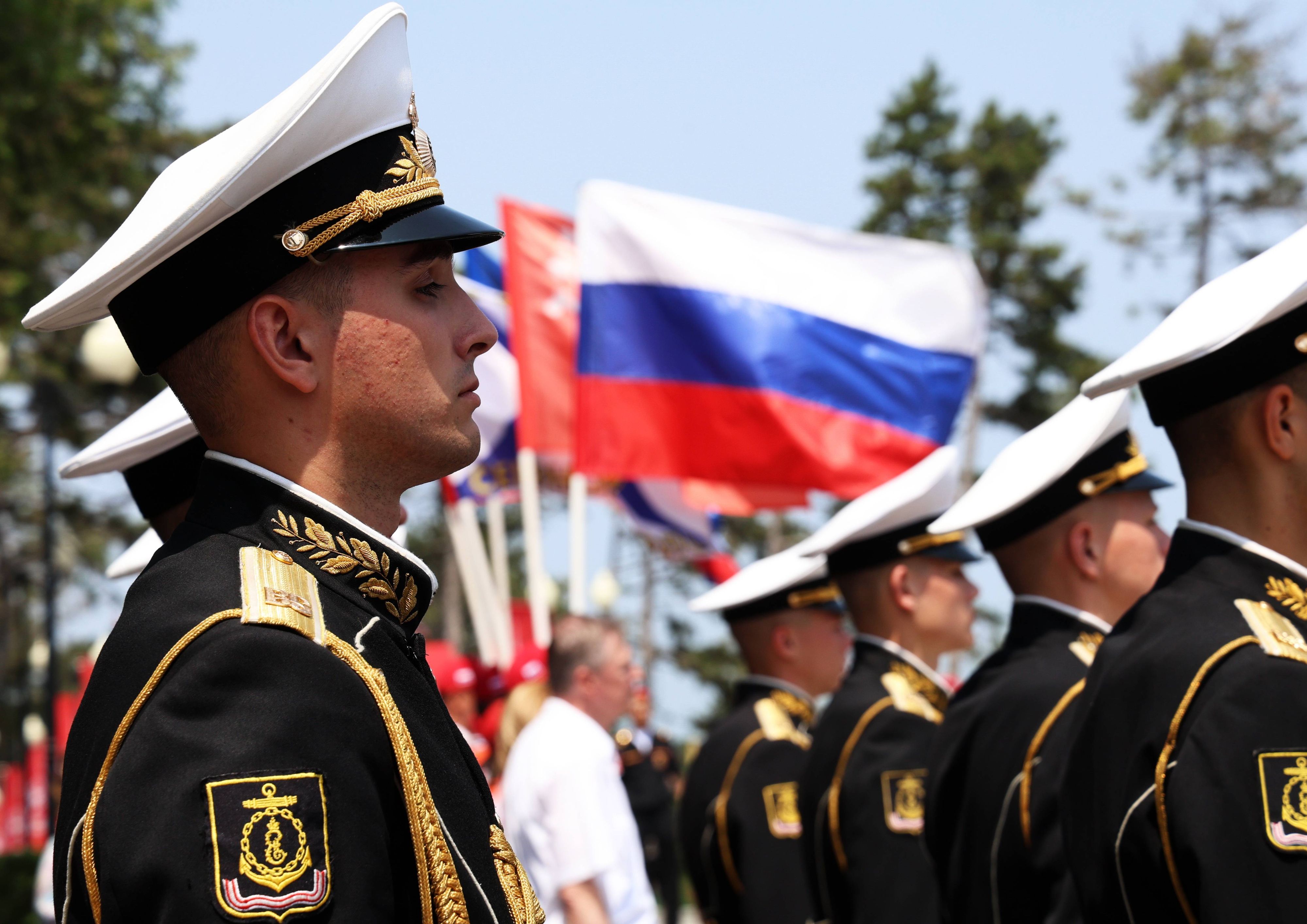 Soldaten der russischen Marine nehmen an den Feierlichkeiten zum Tag Russlands im völkerrechtswidrig besetzten Sewastopol auf der Halbinsel Krim teil. Archivbild, Juni 2025
