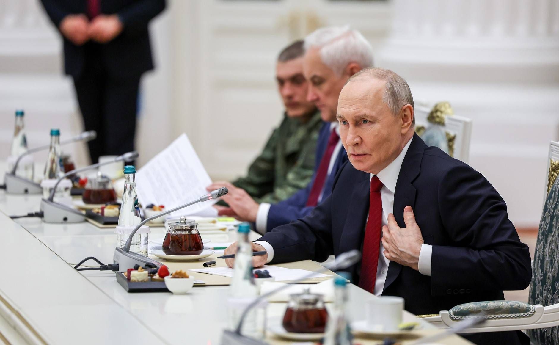 Der russische Präsident Wladimir Putin trifft sich anlässlich des Tages Russlands am 12. Juni 2026 im Kreml in Moskau mit Militärangehörigen, die an der von Russland als 
