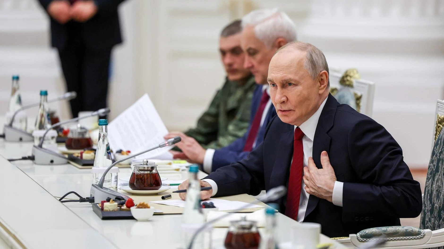 Der russische Präsident Wladimir Putin trifft sich anlässlich des Tages Russlands am 12. Juni 2026 im Kreml in Moskau mit Militärangehörigen, die an der von Russland als "militärische Sonderoperation" bezeichneten Aktion in der Ukraine beteiligt sind.