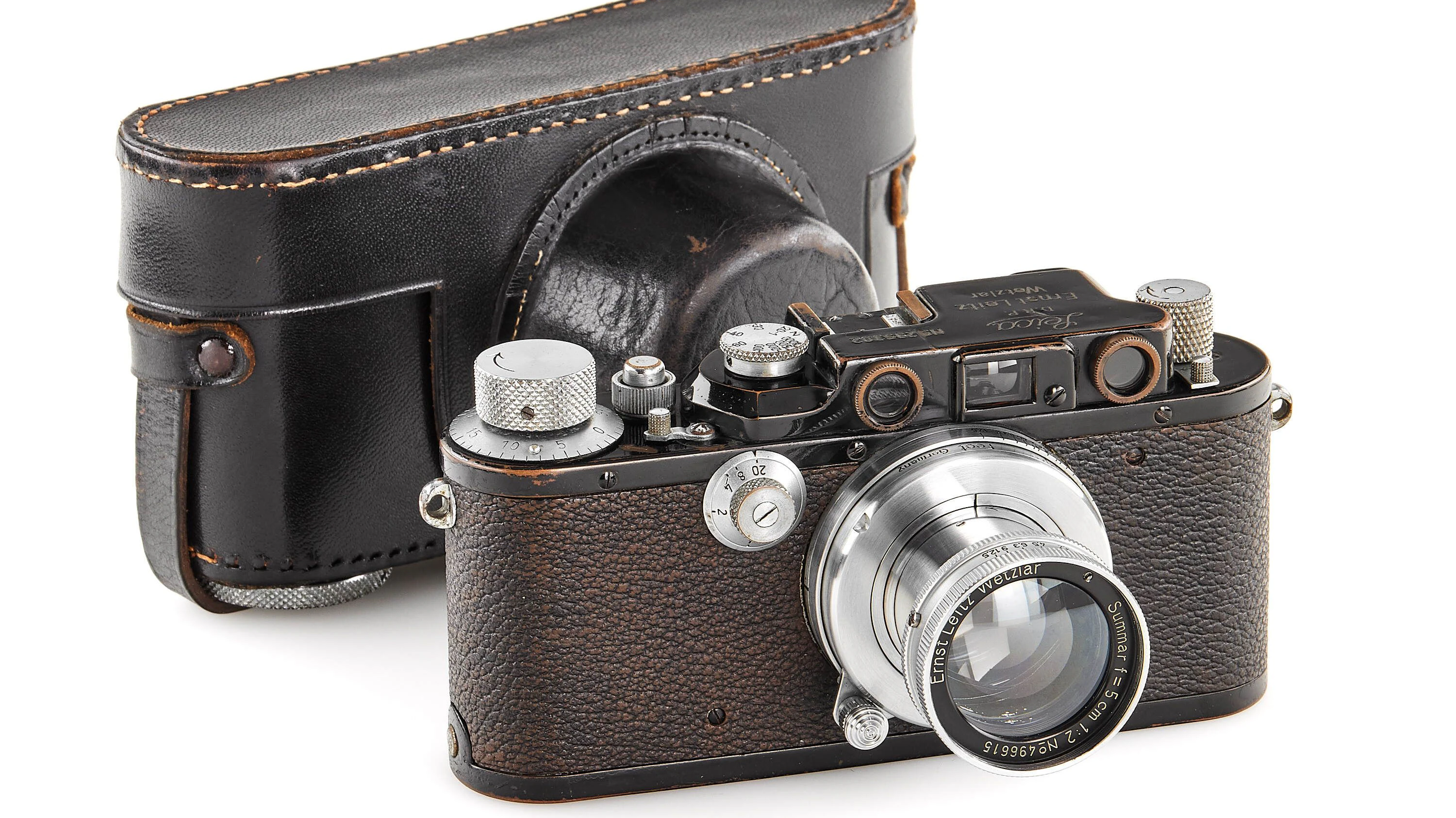 1938 hergestellt, wurde die Leica IIIb black paint bei der 48. Leitz Photographica Auction um 312.000 Euro inklusive Premium versteigert.