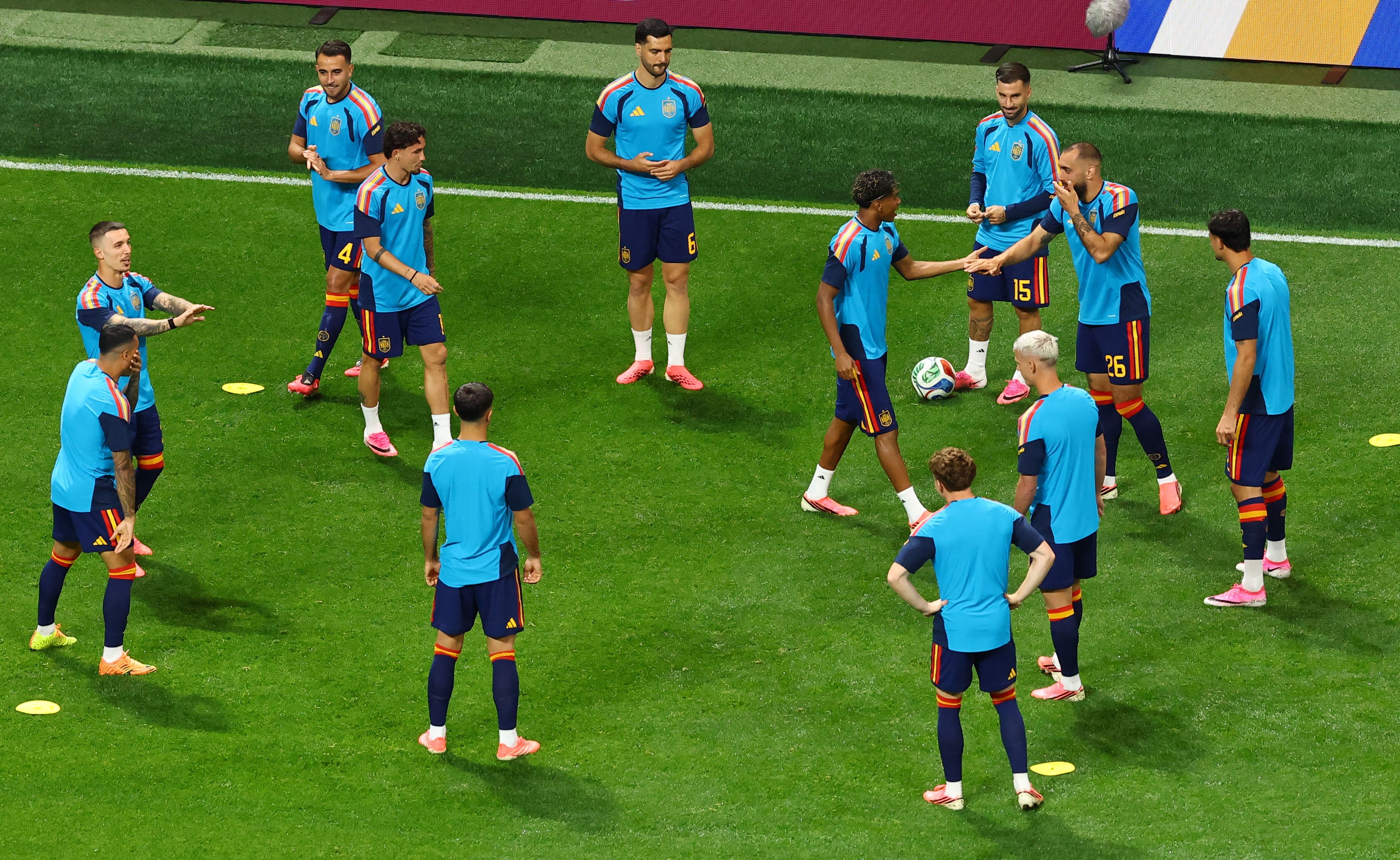 Spanien-Stars tragen alle pinke Schuhe.