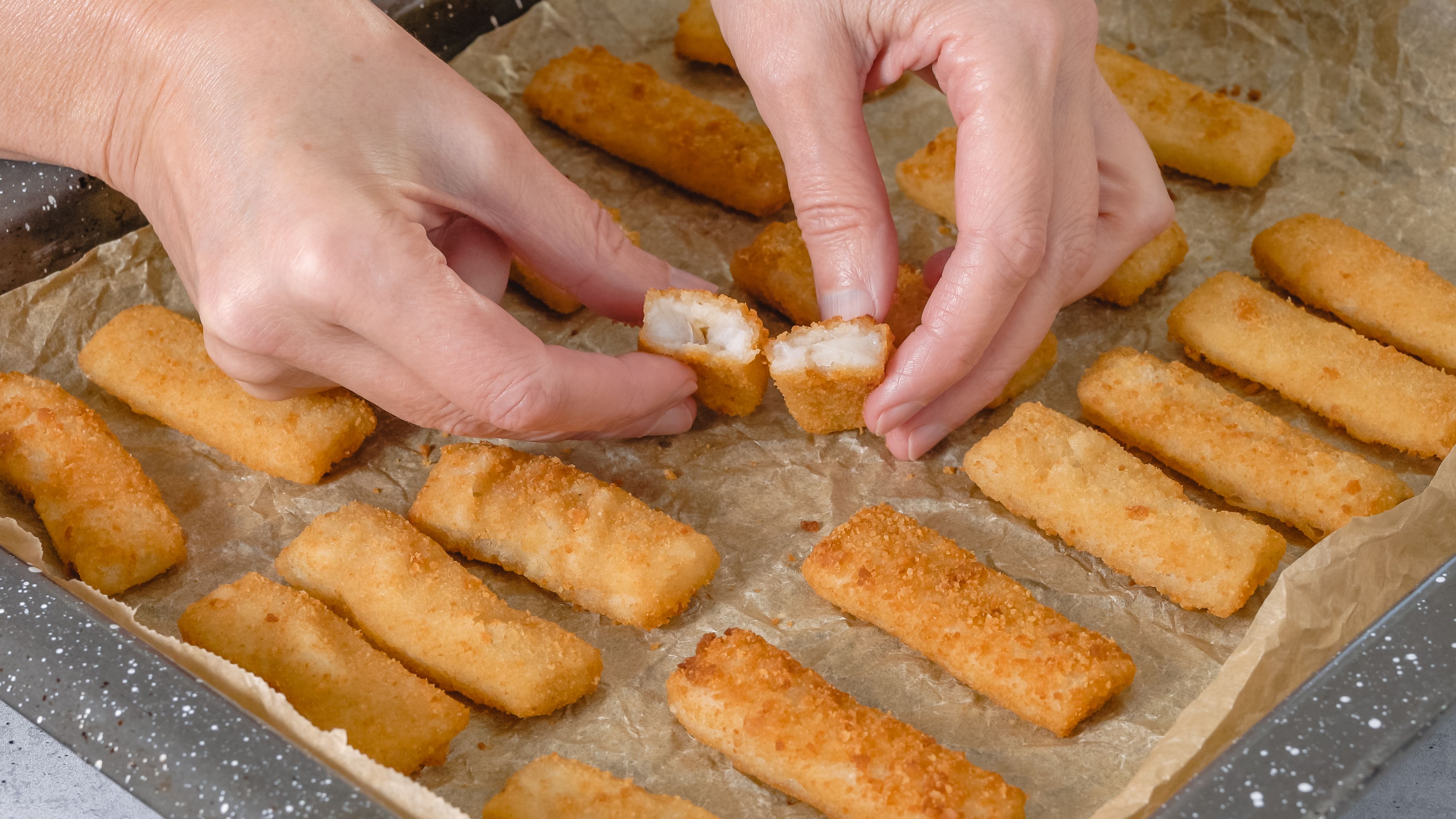 Fischstäbchen: Knusprig lecker leicht paniert mit Semmelbröseln – bald könnten sie knapp werden.