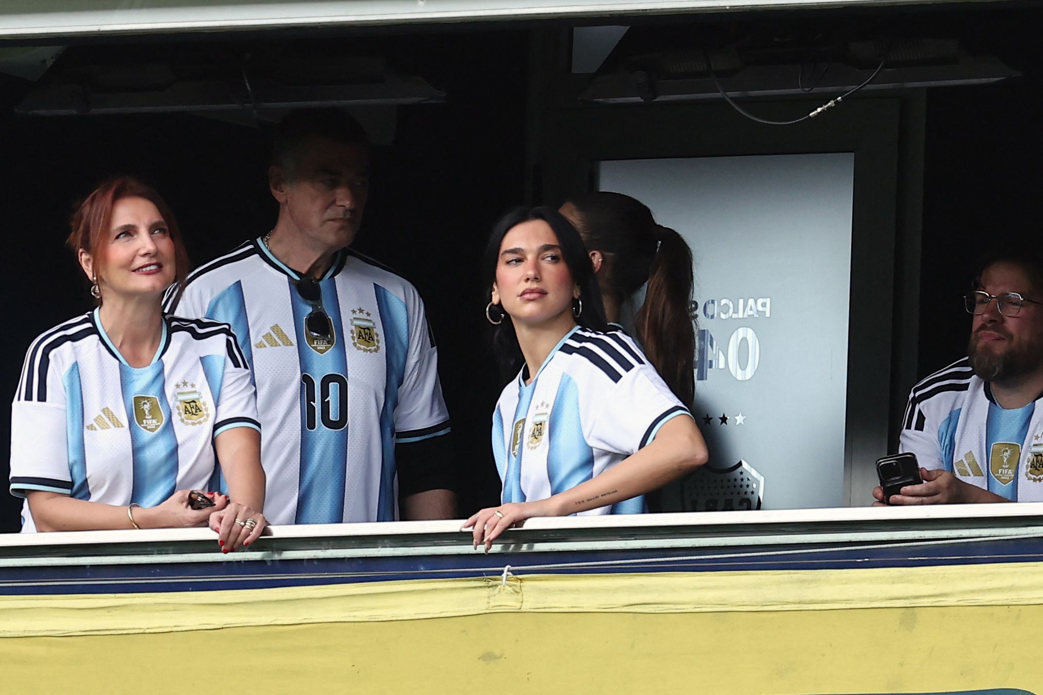 Pop-Sängerin Dua Lipa im Argentinien-Trikot.