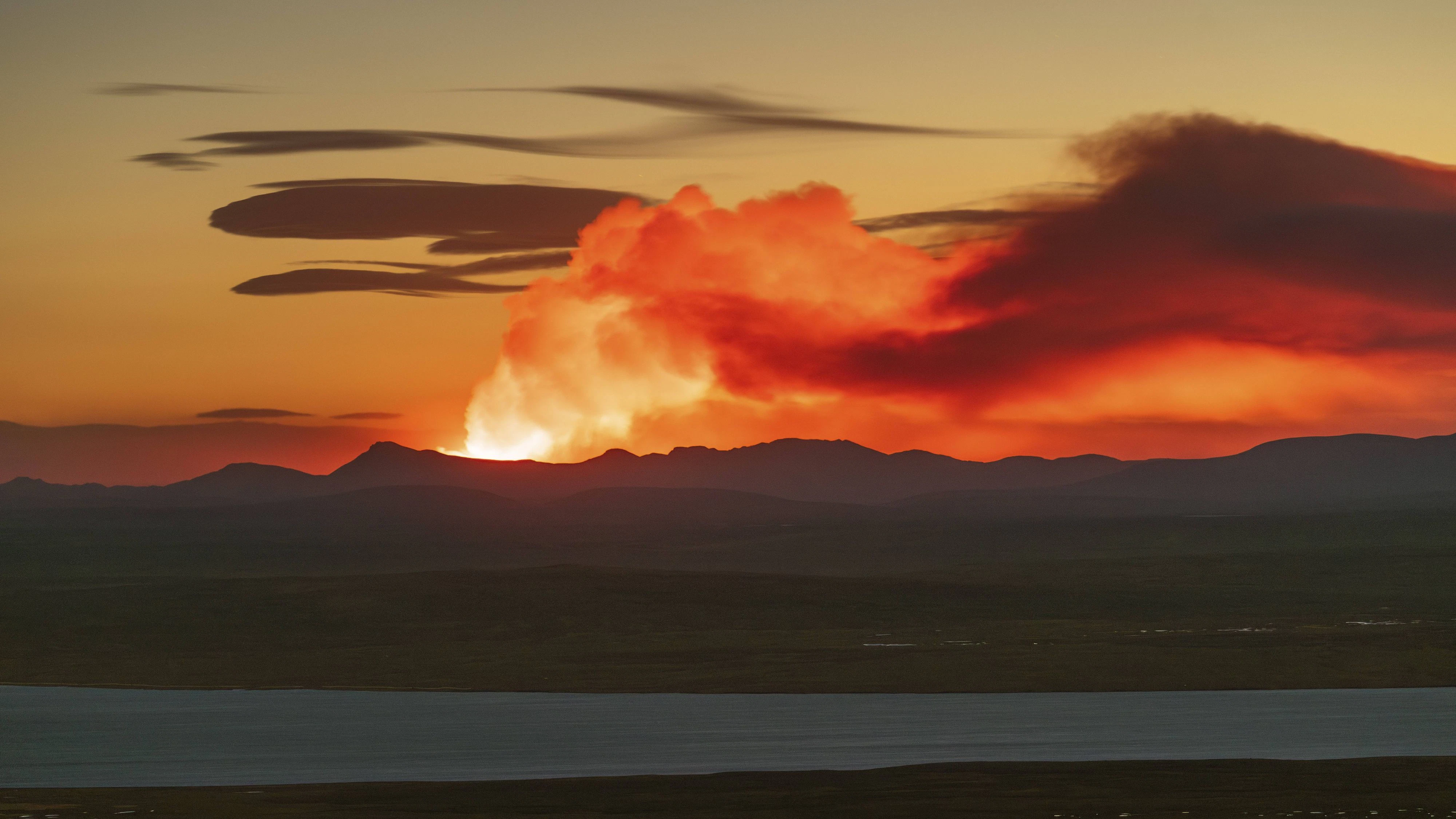 Feuerschein der Holuhraun-Spalteneruption nördlich des Vulkans Bárðarbunga im Isländischen Hochland am 11. September 2014.