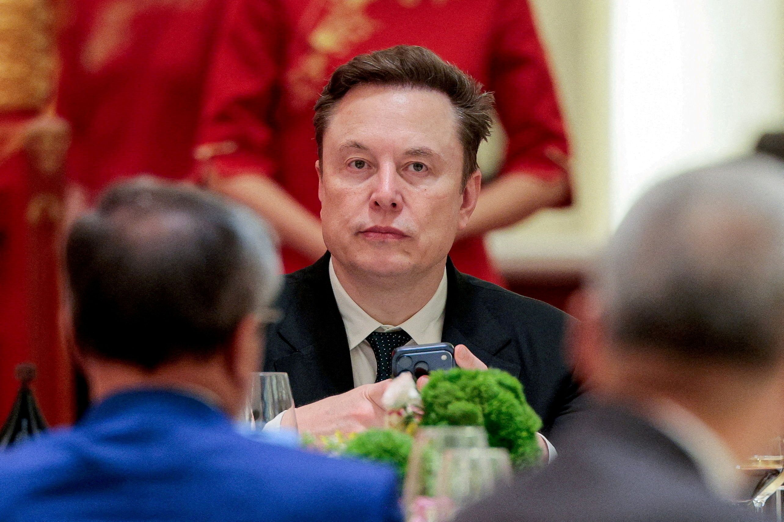 Unternehmenschef Elon Musk ist damit zum ersten Billionär der Welt geworden.