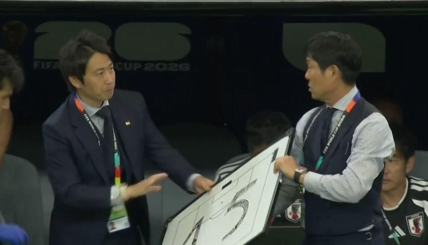 Hajime Moriyasu (r.) und sein Assistent mit dem Ziffernsturz an der Seitenlinie.