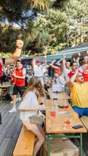 Fußball-WM 2025: ÖFB-Auftakt sorgt für Frühstücks-Party in Wien. Studierende laufen für Demokratie von Serbien nach Brüssel.