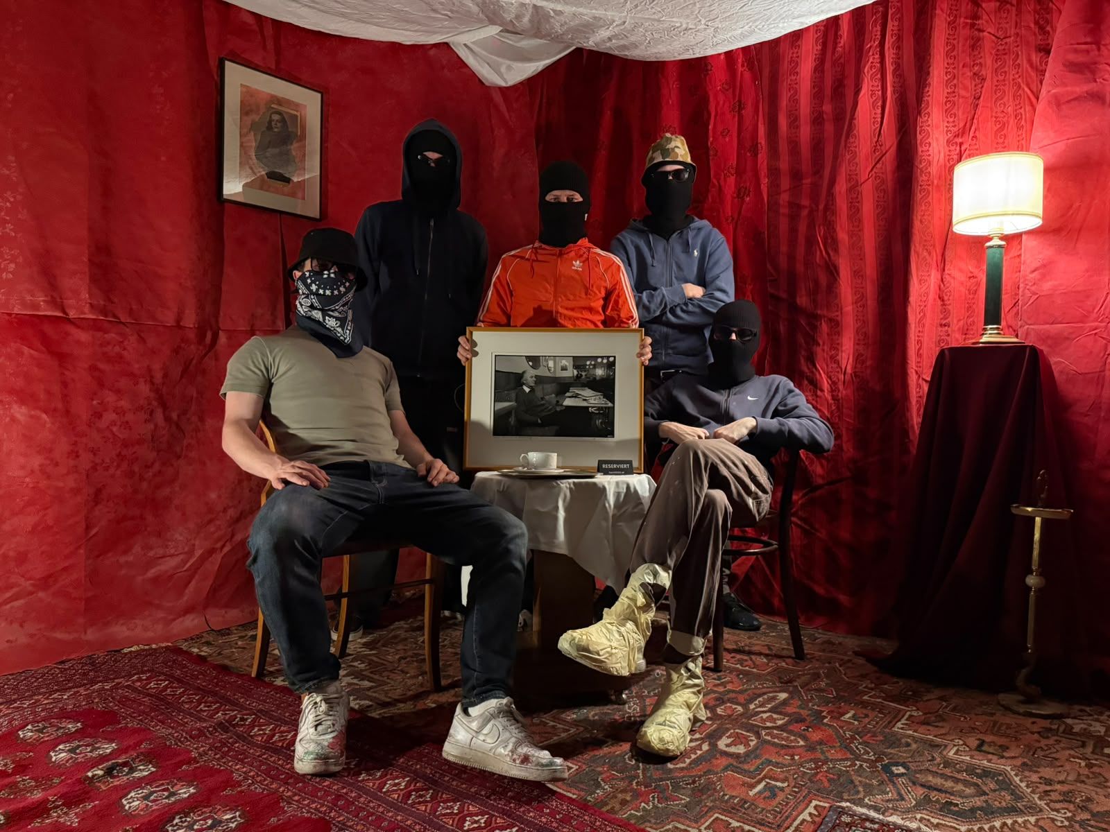 Die Kunst-Rebellen posieren mit dem Bild, das jahrelang zu den markantesten Merkmalen des Bräunerhofs gehörte.