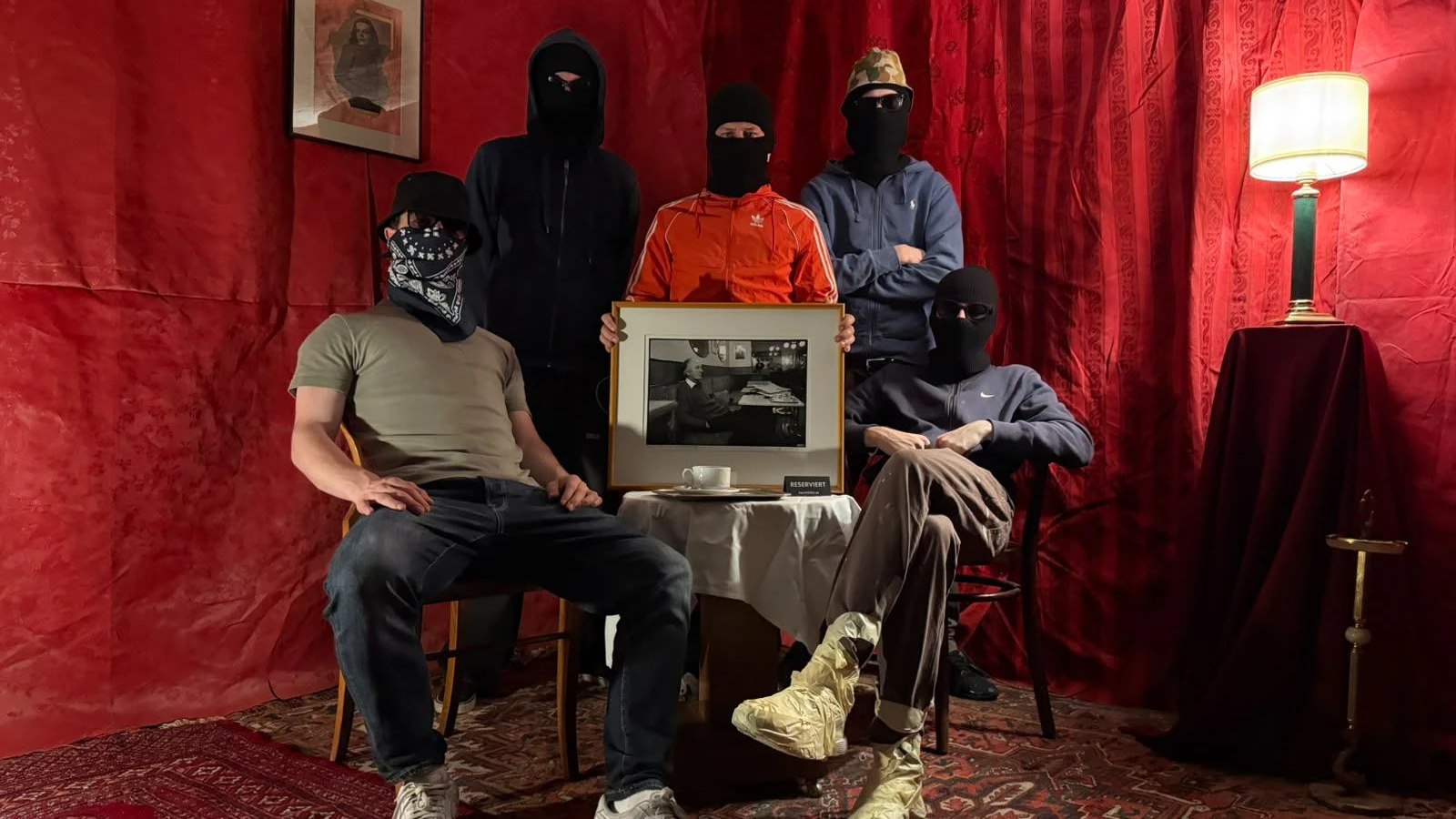Die Kunst-Rebellen posieren mit dem Bild, das jahrelang zu den markantesten Merkmalen des Bräunerhofs gehörte.