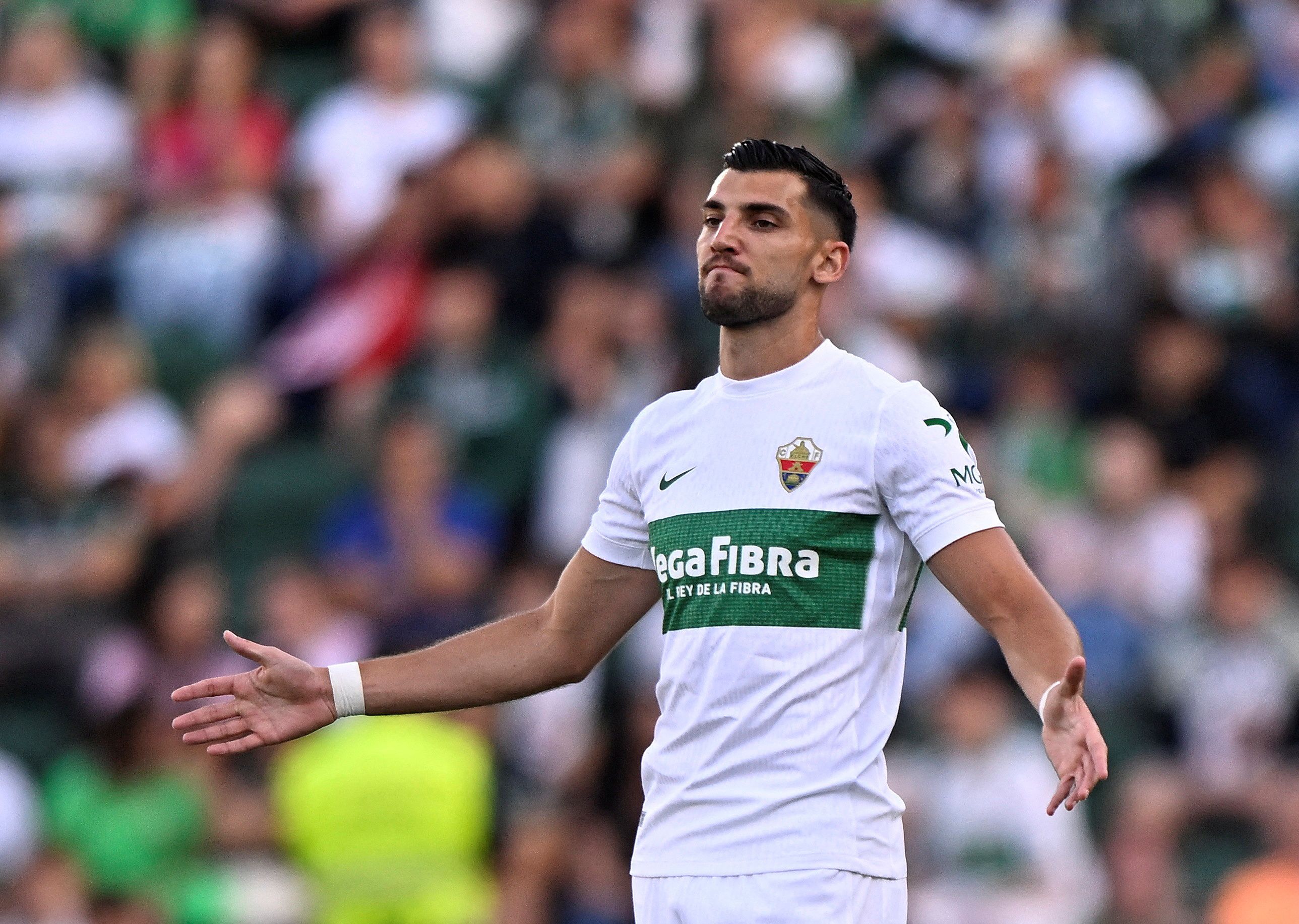 Rafa Mir kommt in den Strafraum.