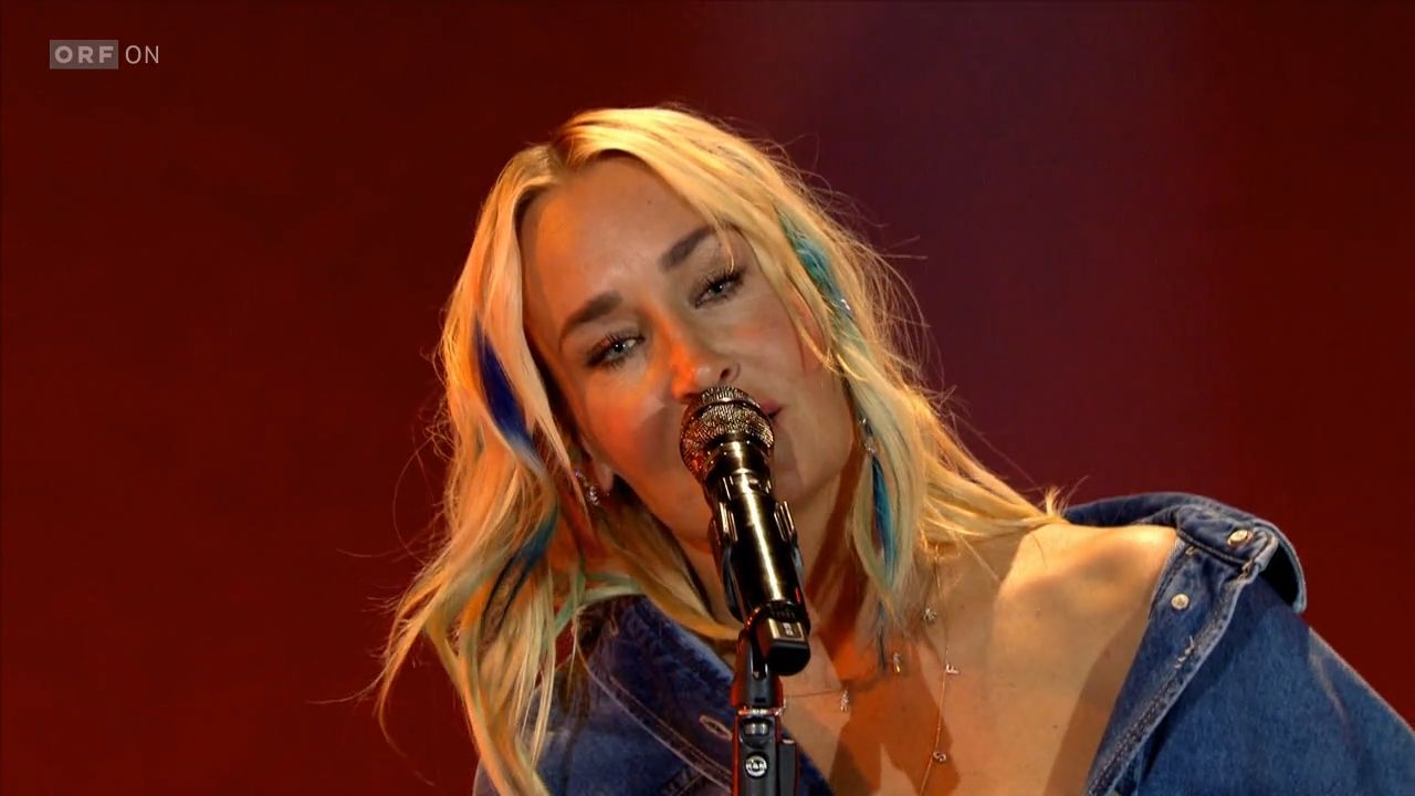 Heute.at - Sarah Connor zeigt nackte Haut in ORF-Show für Kinder