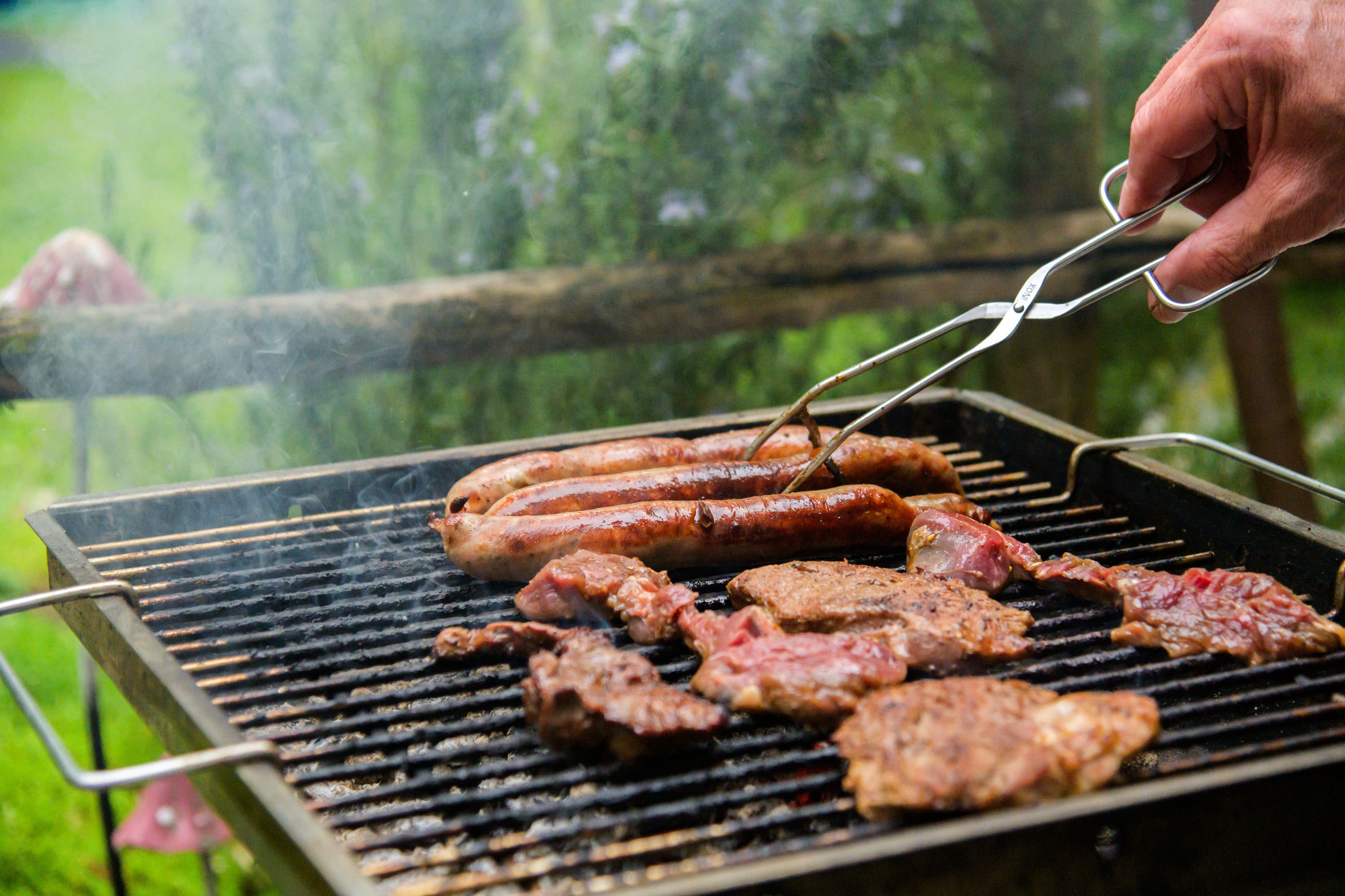 Der Sommer heizt ein – und die Grillsaison gleich mit.