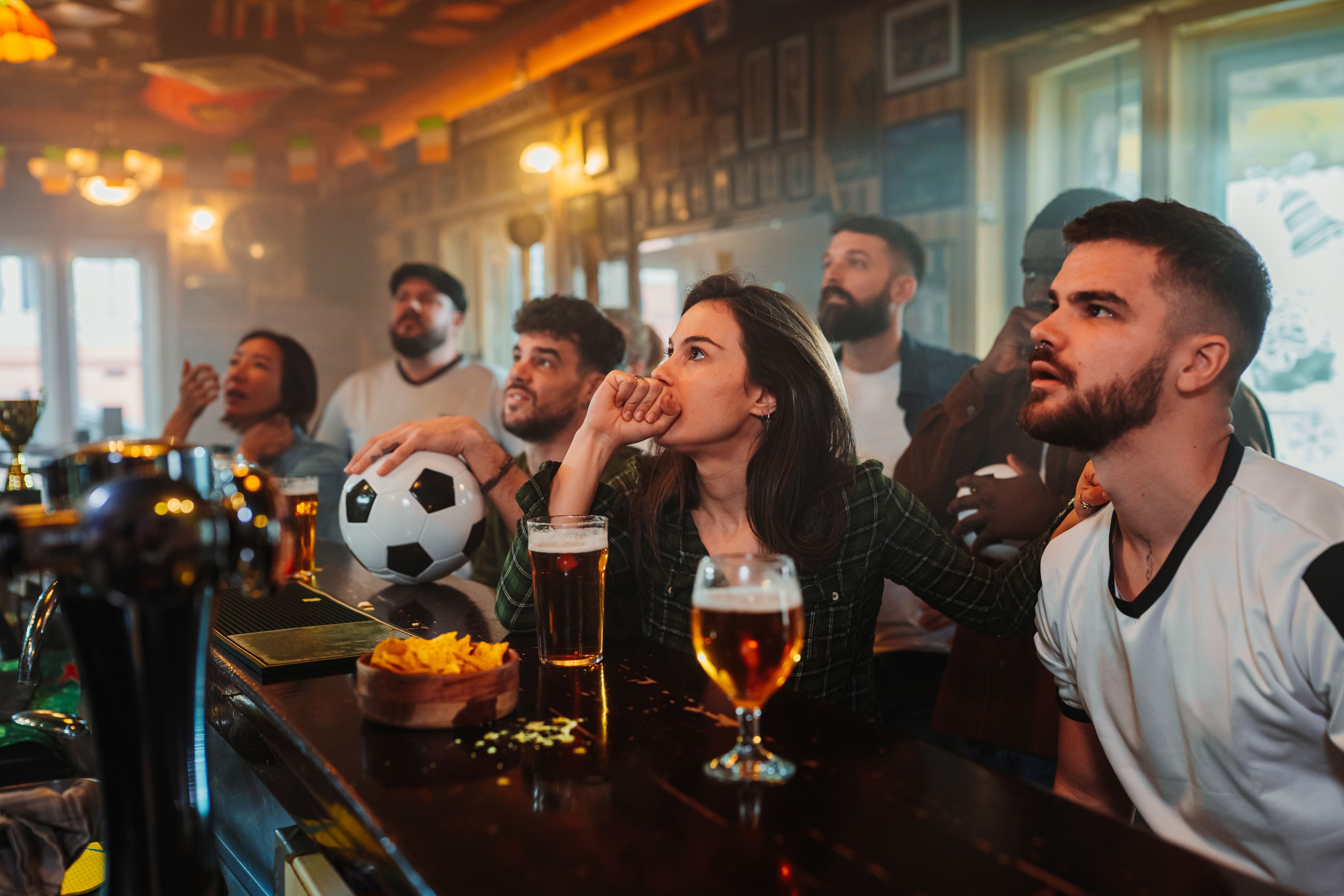 Beim Public Viewing mitreden, ohne Experte zu sein? Diese Sprüche machen es möglich.