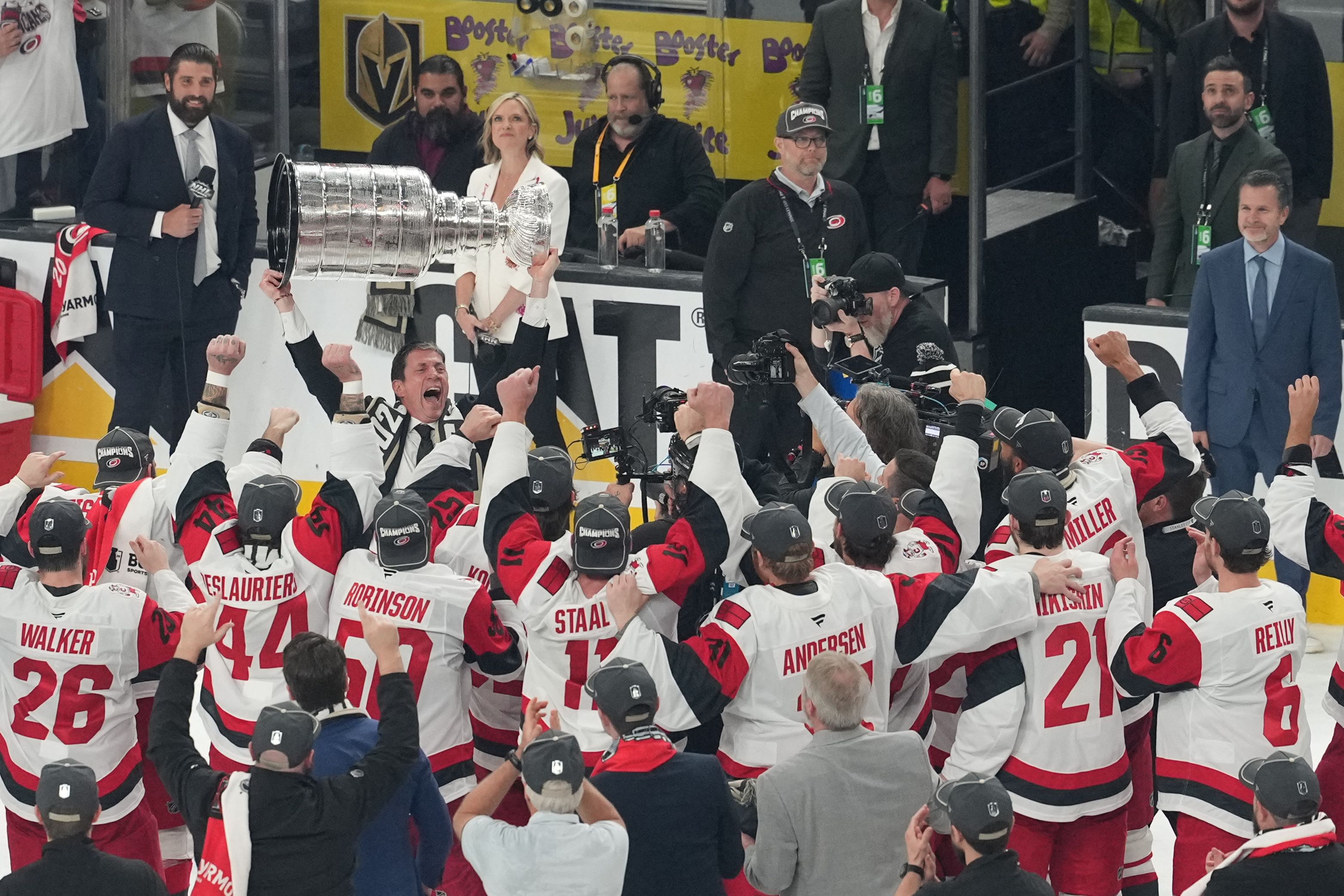 Coach Rod Brind'Amour stemmt mit Carolina den Stanley Cup in die Höhe.