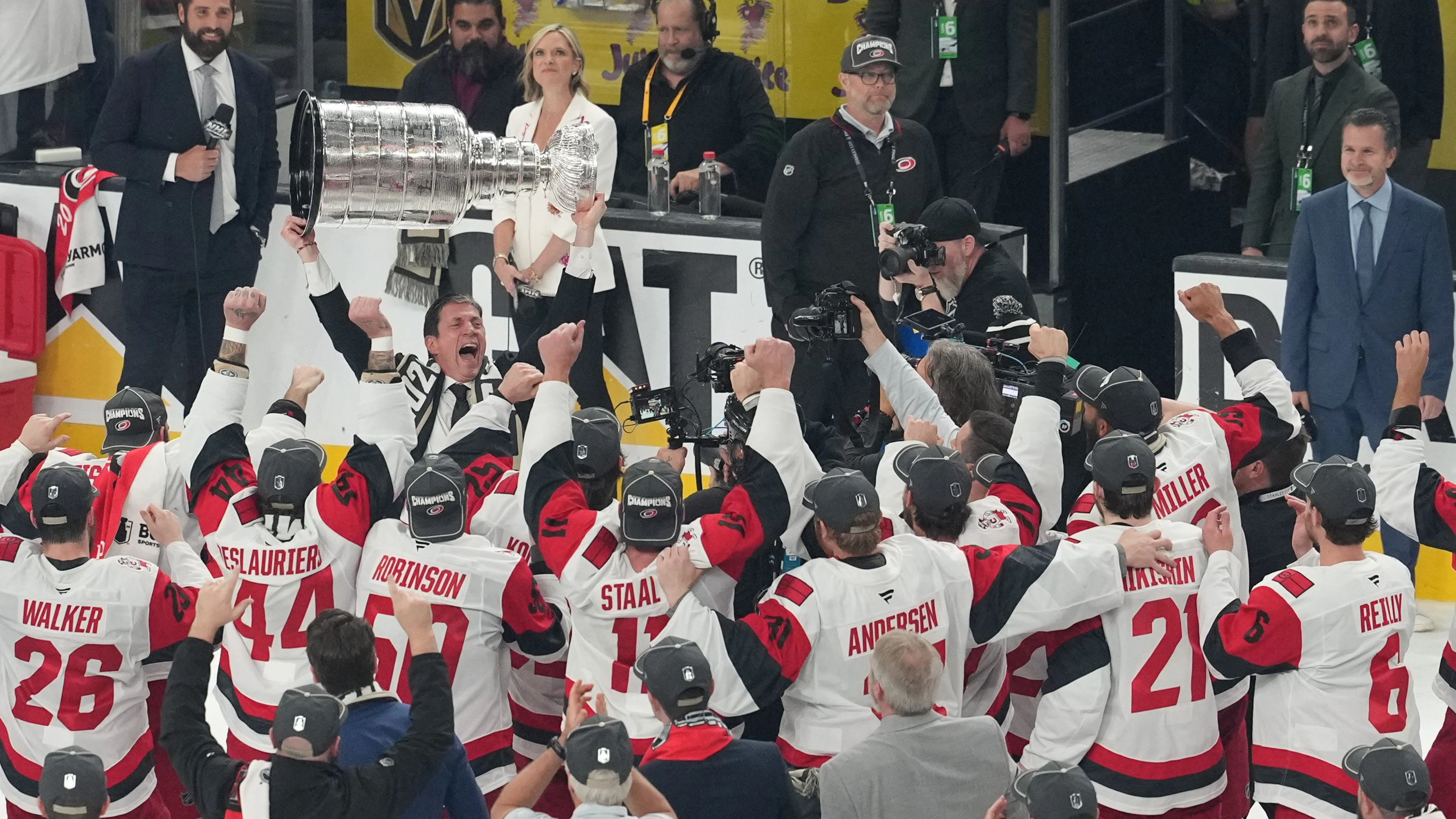 Coach Rod Brind'Amour stemmt mit Carolina den Stanley Cup in die Höhe.