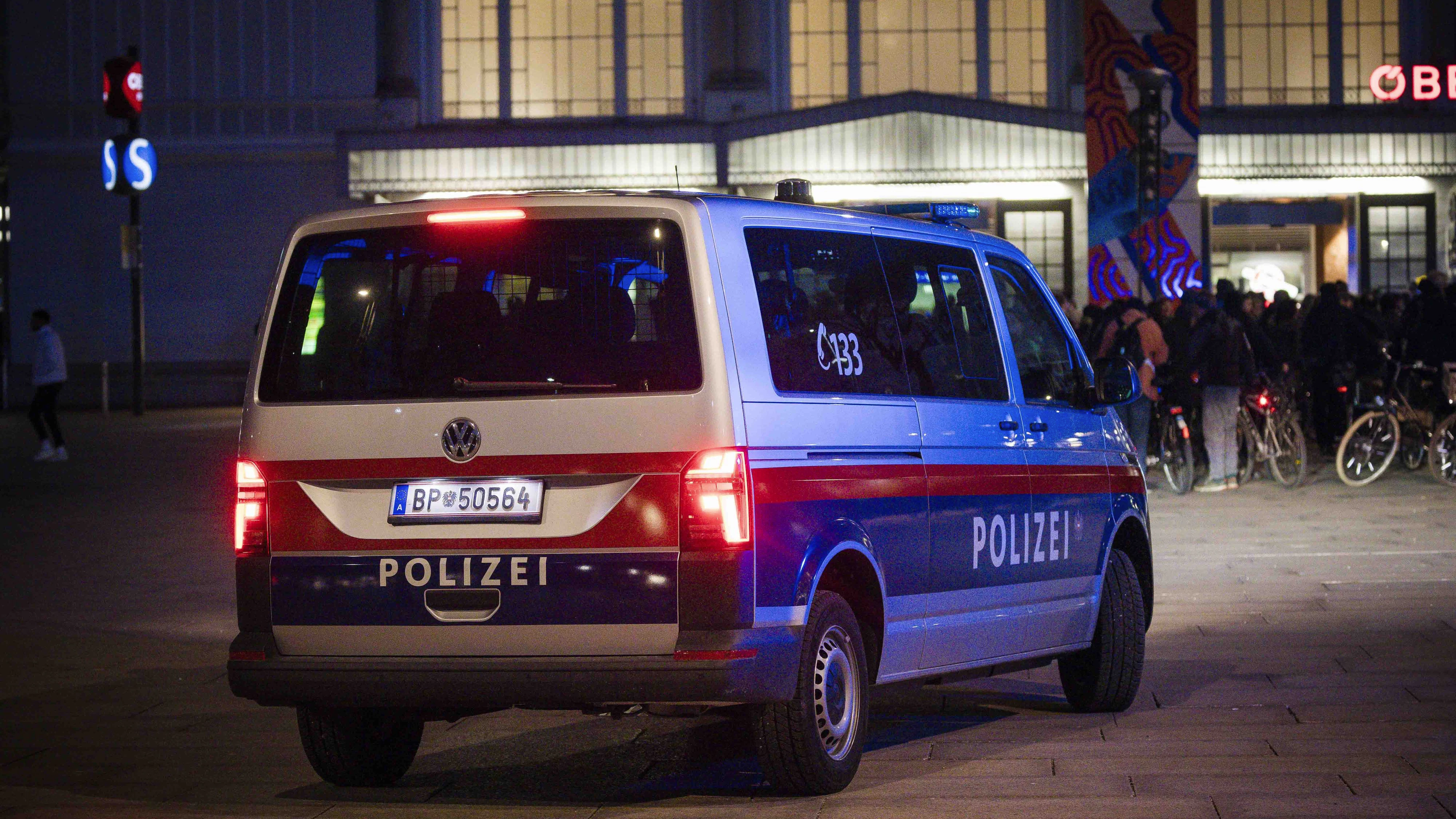 Heute.at - 15-jähriger Bursch am Bahnhof mit Waffe bedroht