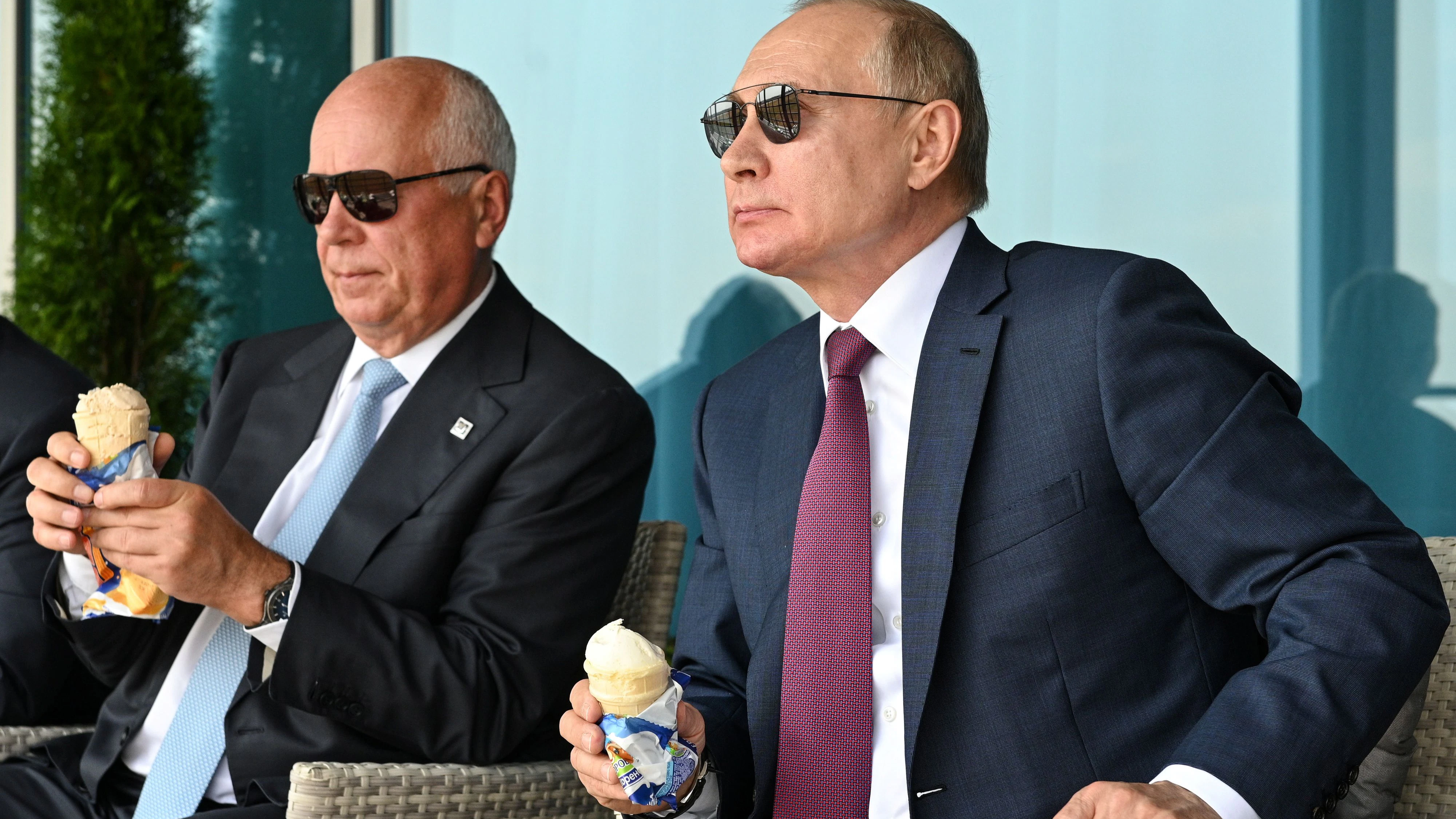 Wladimir Putin und Sergej Tschemesow kennen einander seit den 1980er-Jahren, als beide für den sowjetischen Geheimdienst KGB in Ostdeutschland tätig waren. Nach seinem Machtantritt machte Putin ihn 2007 zum Chef von Rostec.