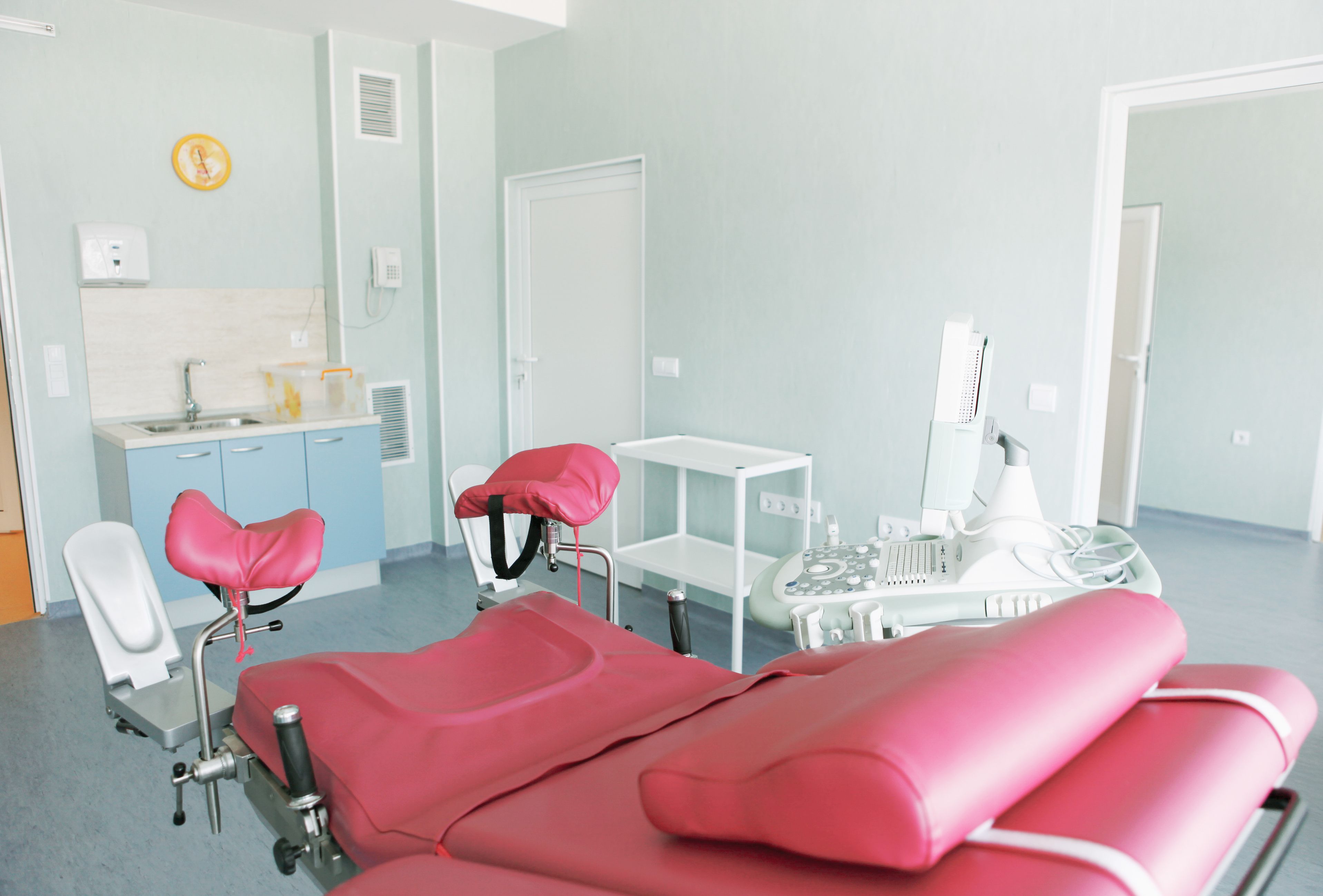 Der Arzt soll die Patientinnen missbraucht und die Taten gefilmt haben.