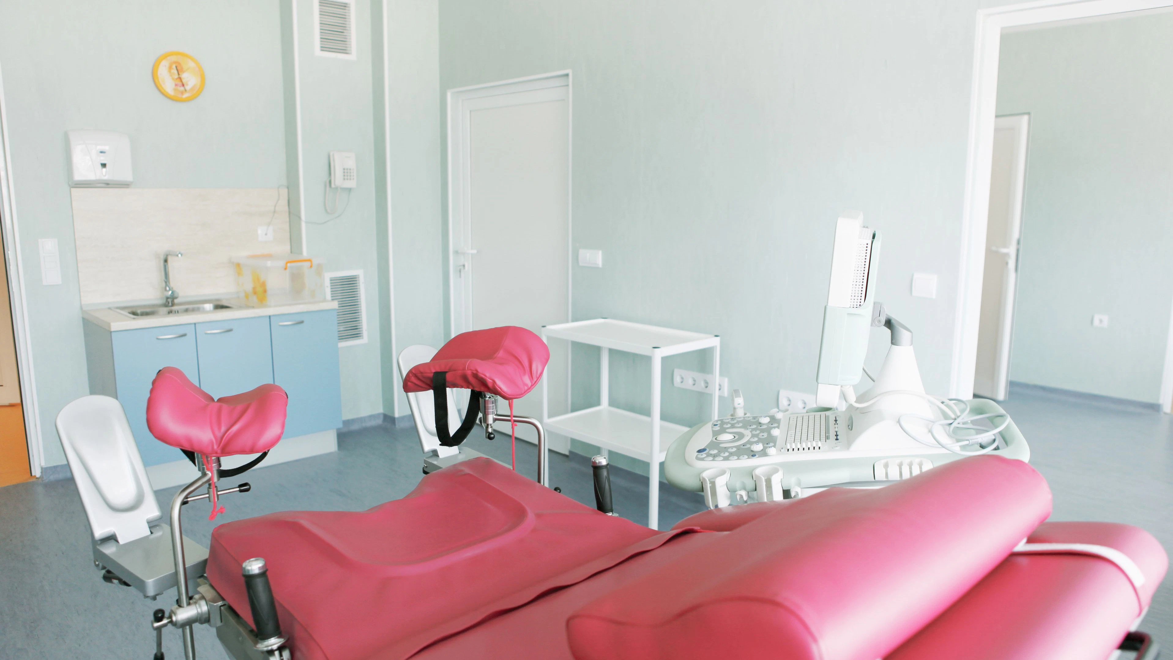 Der Arzt soll die Patientinnen missbraucht und die Taten gefilmt haben.