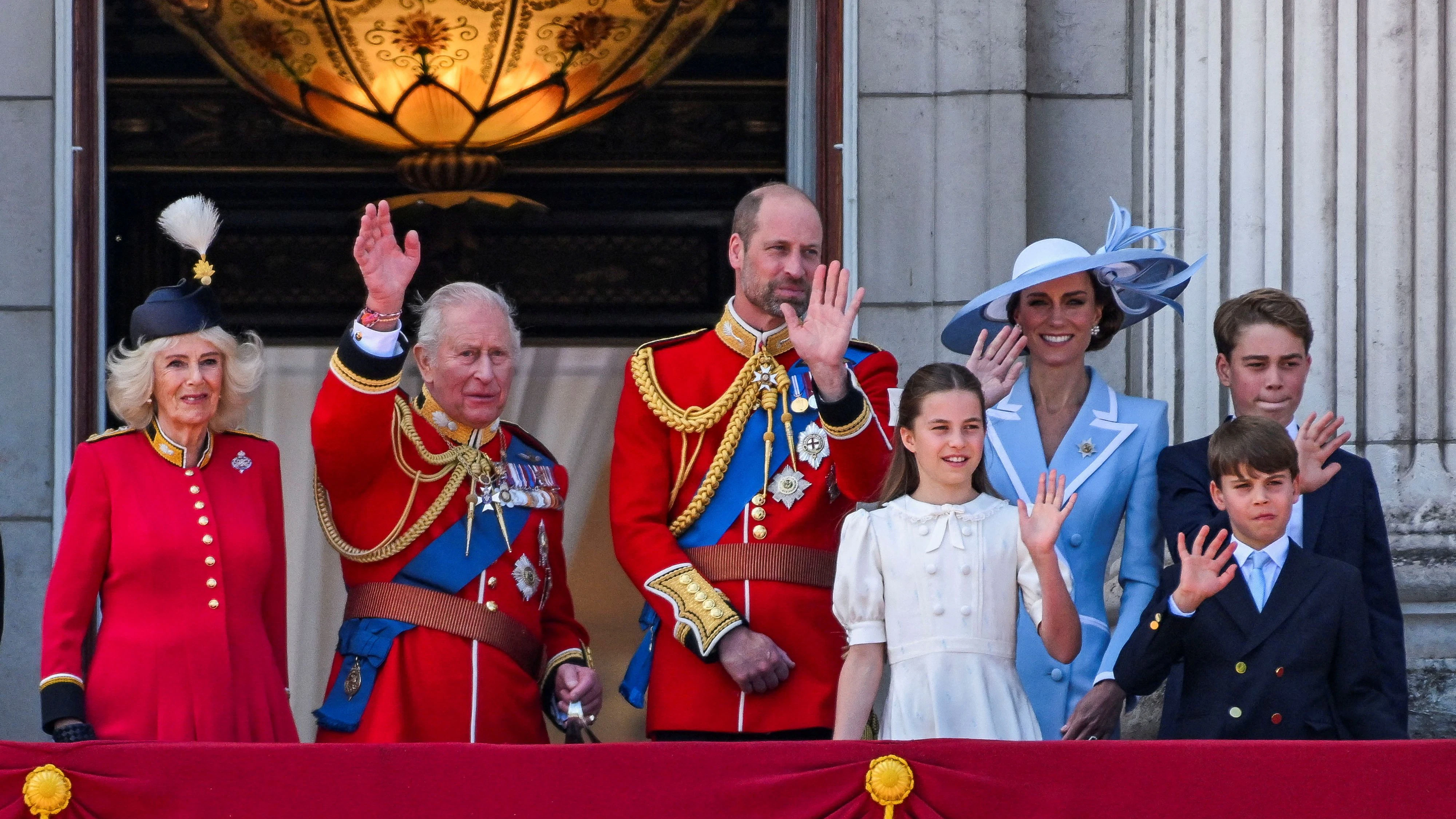 Heute.at - Royaler Regelbruch bei Charles' Geburtstagsparade