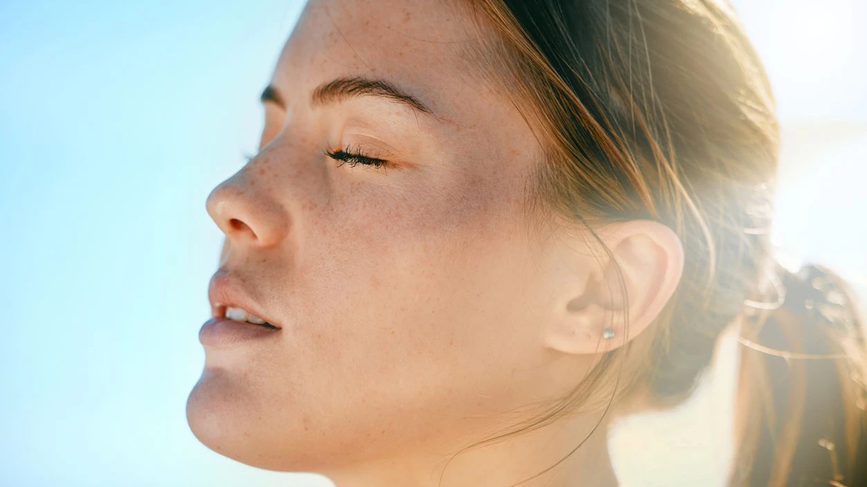 Das sogenannte "Retinol" ist gerne ein Wirkstoff in der Gesichtscreme, doch im Sommer muss damit aufgepasst werden. 