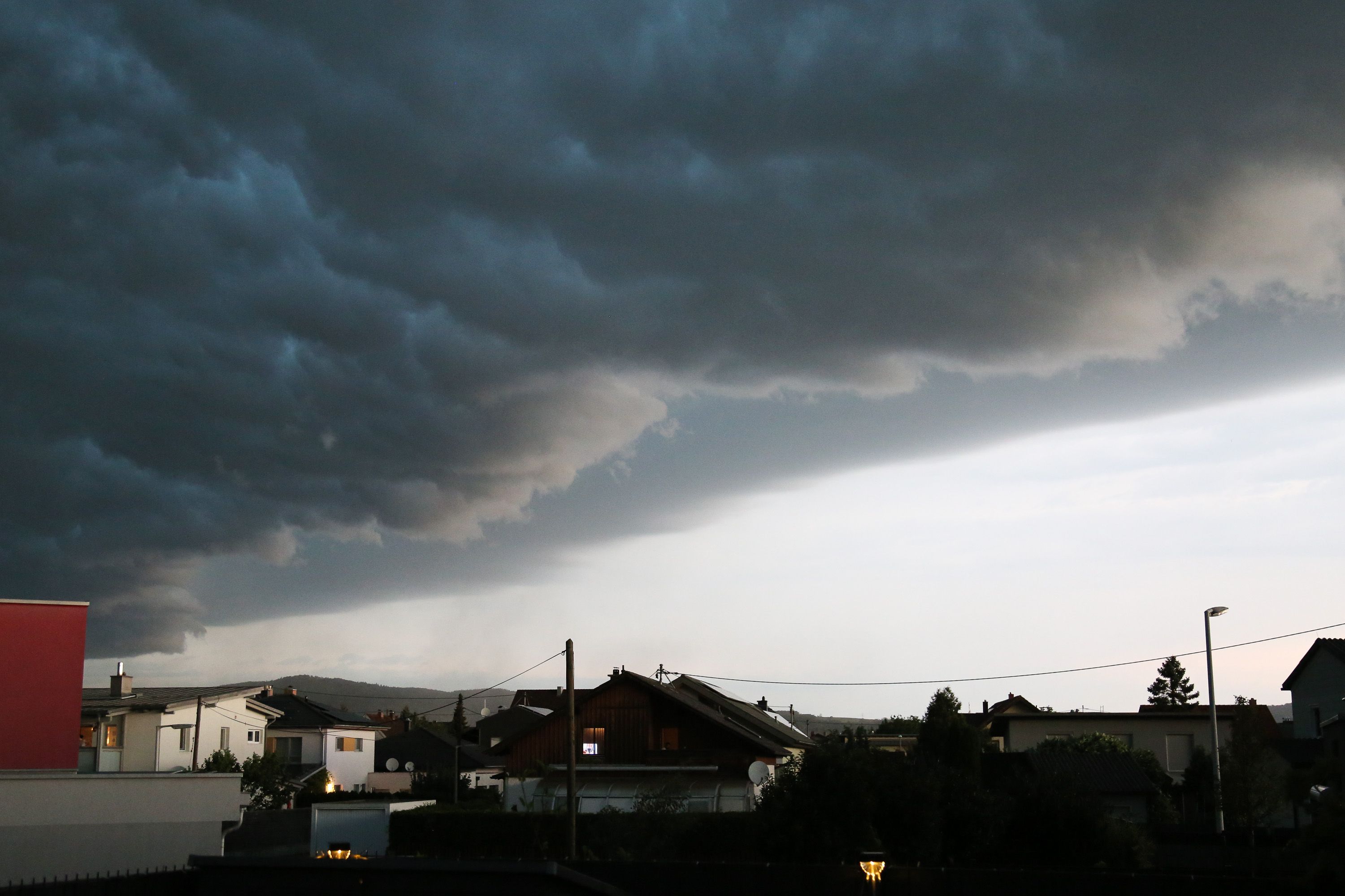 Heute.at - Hagel-Gewitter mit Starkregen wütet in Österreich