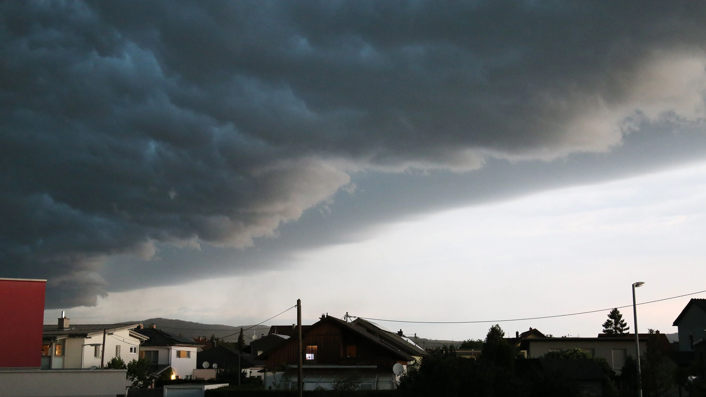 Ein Gewitter samt Hagel und Starkregen zieht am Montag über Teile Österreichs.