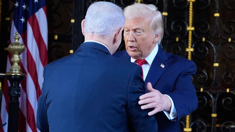 Was immer wiederkehrende Streitigkeiten über Jahrzehnte nicht geschafft hatten, gelang Donald Trumps Iran-Krieg binnen Wochen: Einen Keil zwischen den Verbündeten USA und Israel zu treiben. Bei Trumps Iran-Deal saß das Land nicht einmal mehr mit am Tisch.