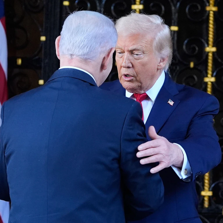 Was immer wiederkehrende Streitigkeiten über Jahrzehnte nicht geschafft hatten, gelang Donald Trumps Iran-Krieg binnen Wochen: Einen Keil zwischen den Verbündeten USA und Israel zu treiben. Bei Trumps Iran-Deal saß das Land nicht einmal mehr mit am Tisch.