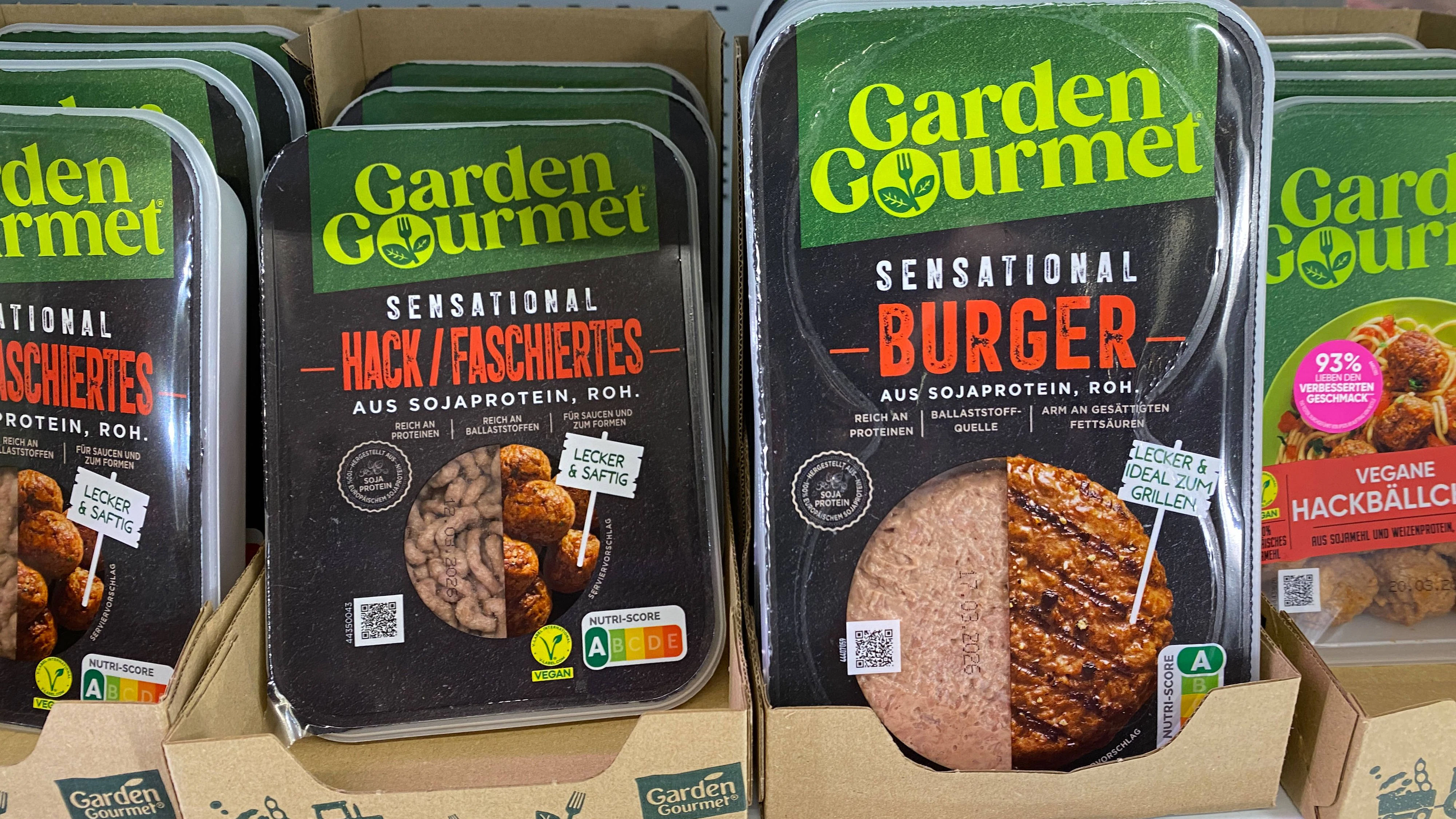 Die EU zieht eine überraschende Grenze bei der Benennung pflanzlicher Produkte – der Begriff Veggie-Burger bleibt erlaubt, Tiernamen dürfen nicht für Veganes verwendet werden.