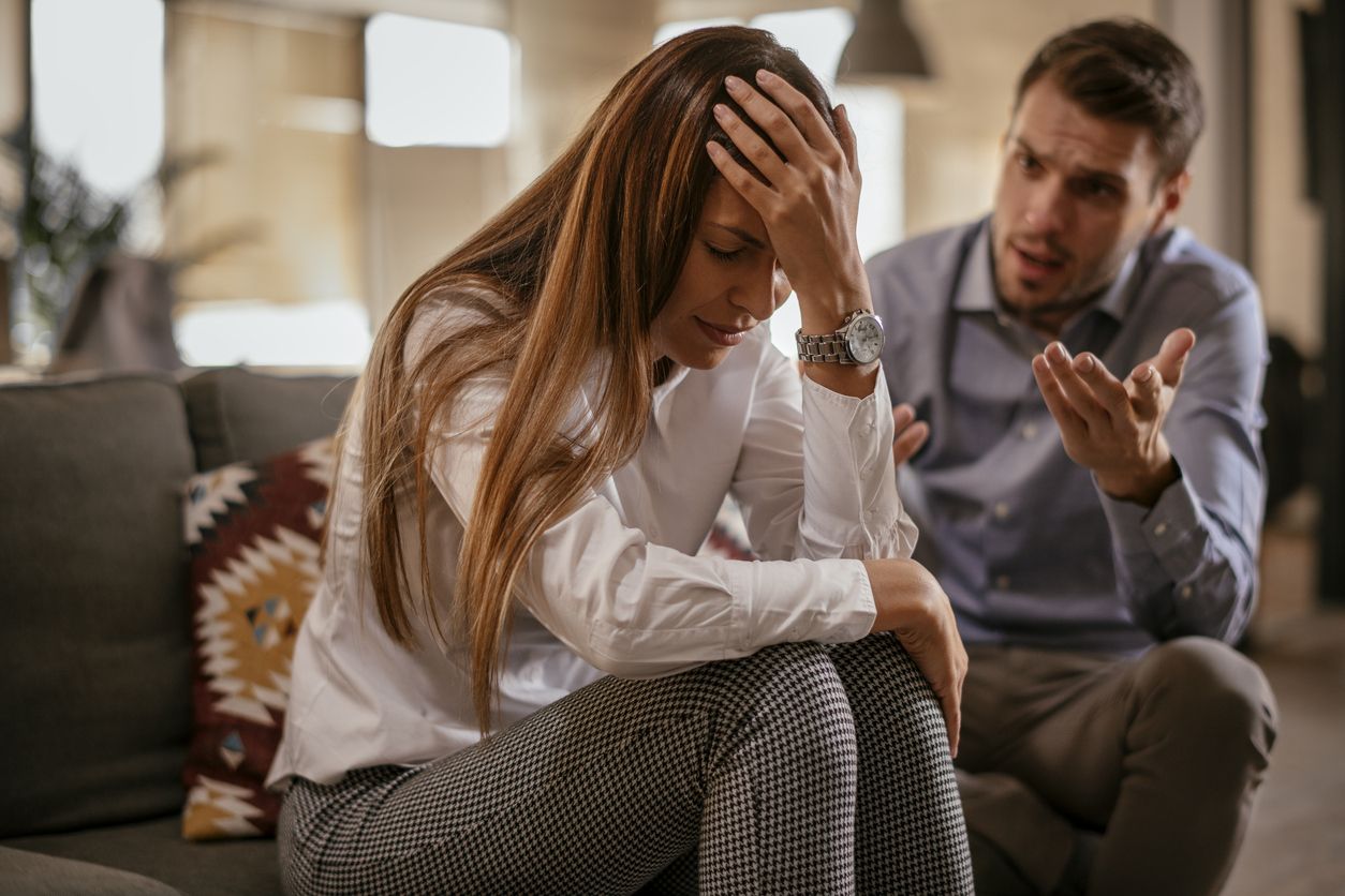 Frauen fühlen sich oft belastet, weil sie sich um Kinder, Job, Eltern und vieles mehr kümmern. Leichter wird es, wenn der Partner dafür Verständnis hat.