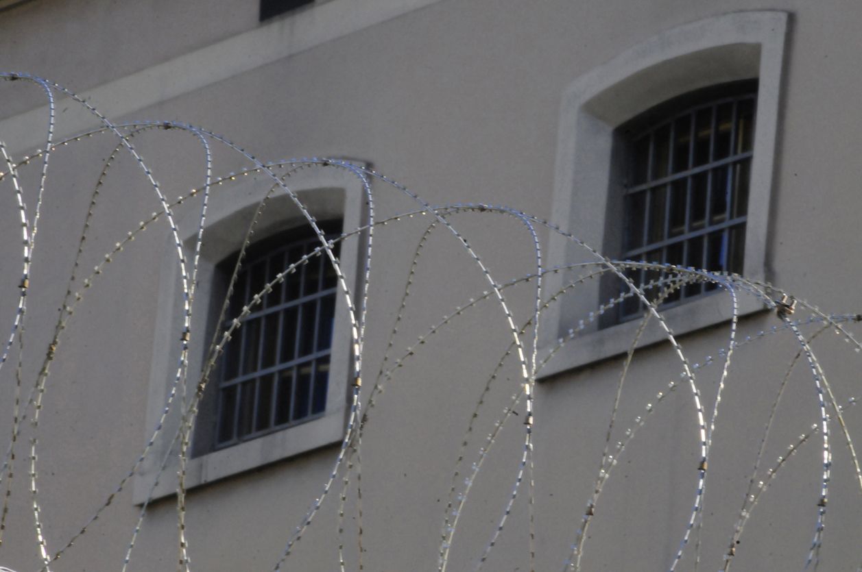 Die 61-Jährige soll Handys und Drogen in das Gefängnis geschmuggelt haben. (Symbolbild)