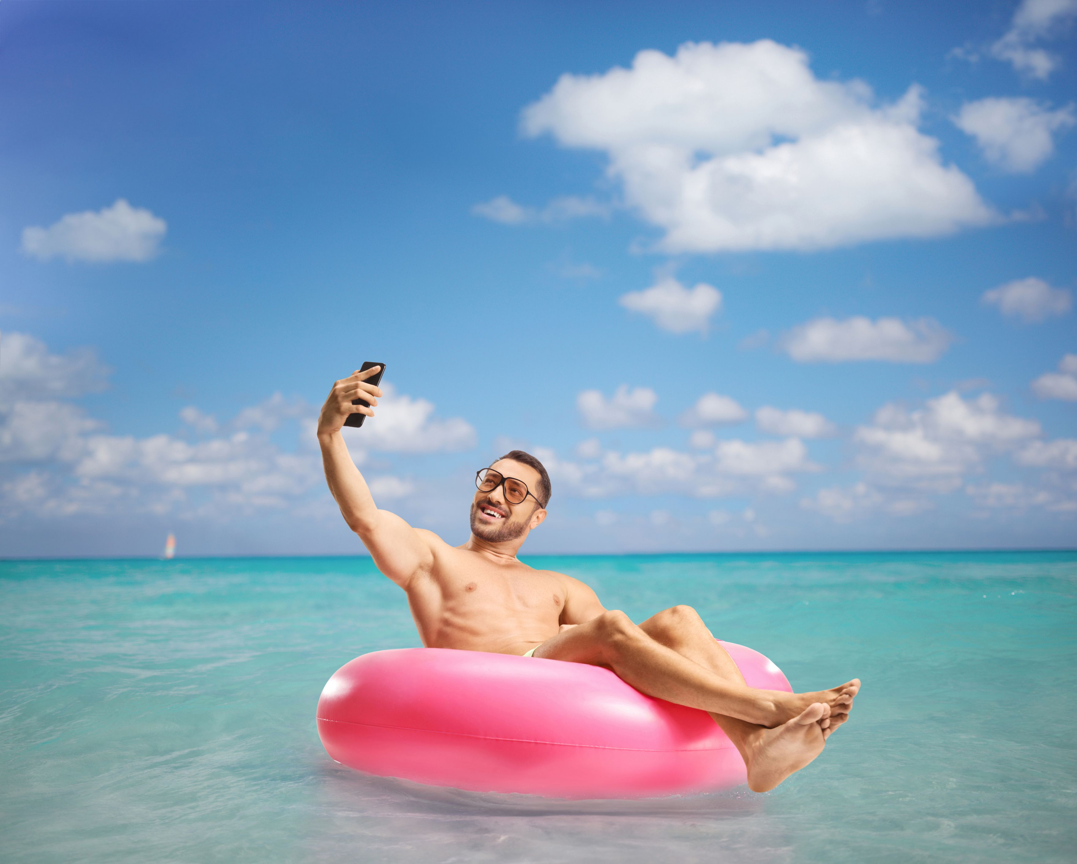 Handy im Urlaub: Wer sich nicht vorbereitet, muss mit hohen Roaming-Rechnungen rechnen.
