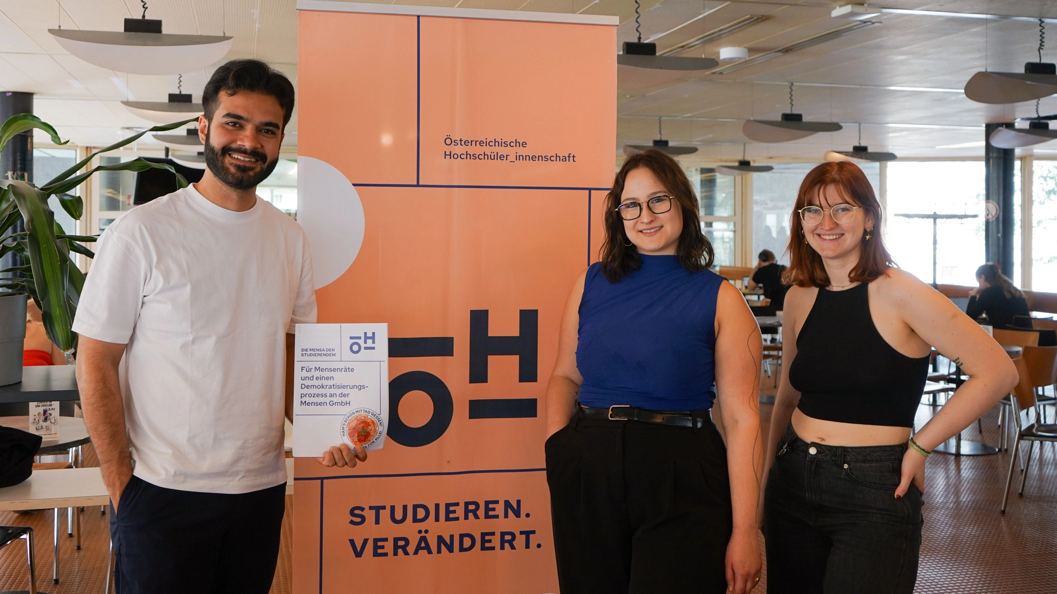 Umut Ovat, Selina Wienerroither und Viktoria Kudrna von der ÖH fordern günstigere Menüs.